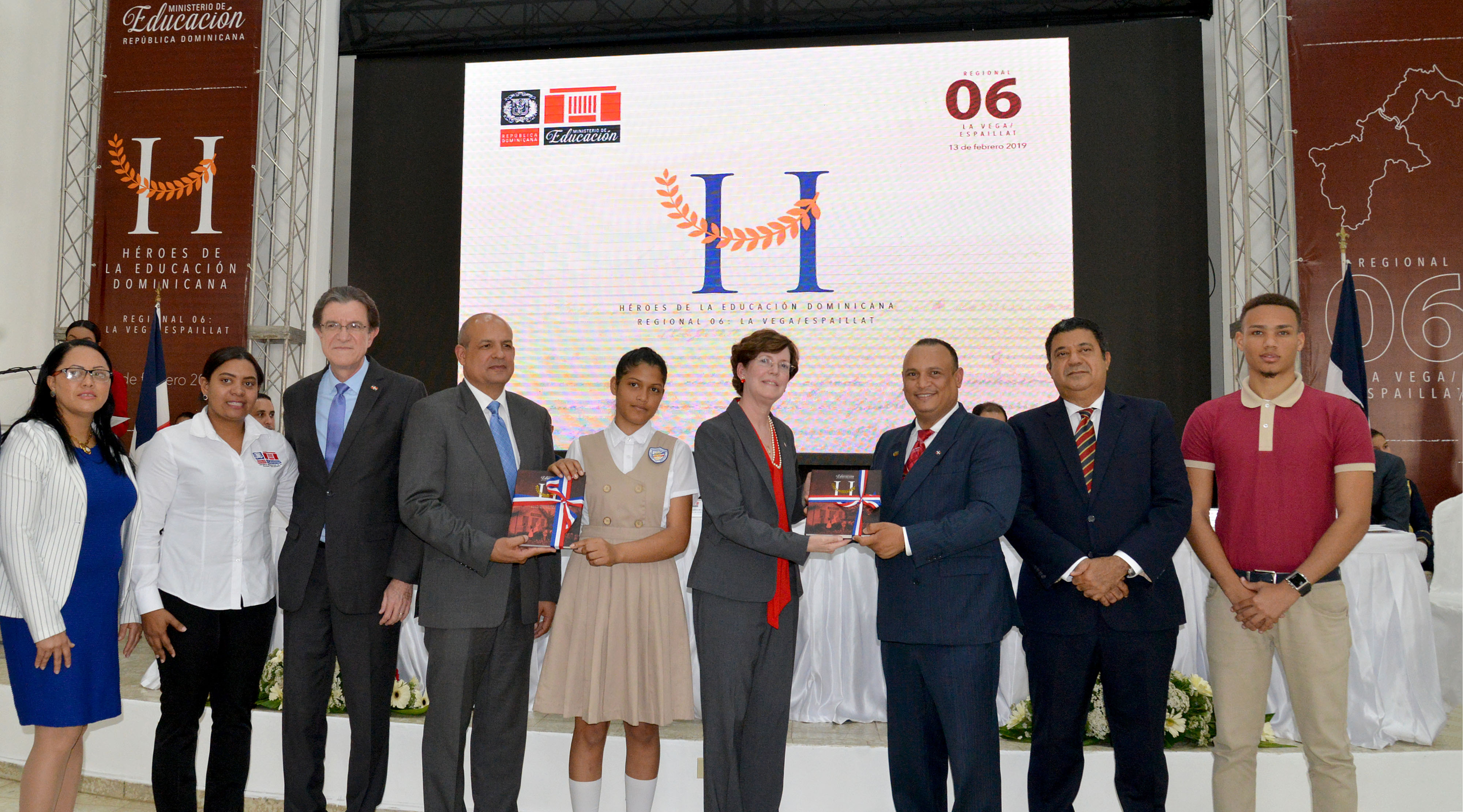  imagen Autoridades del Ministerio de Educación de pie entregando libros Héroes de la Educación Dominicana 
