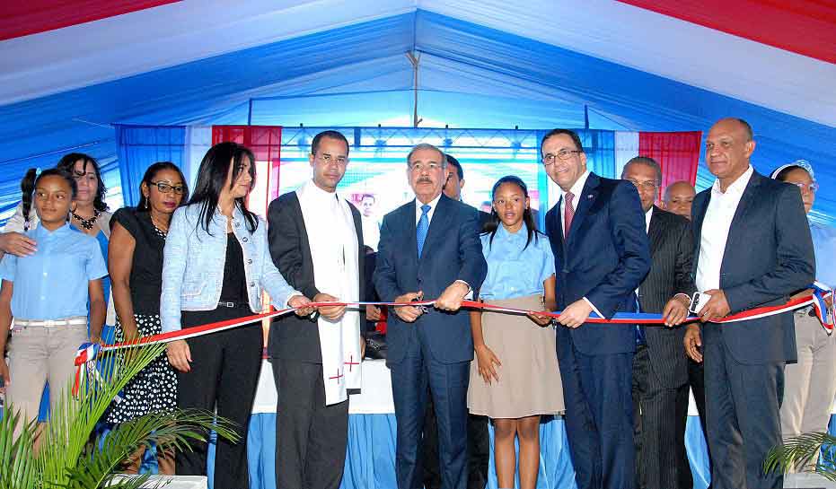  imagen Presidente Danilo Medina corta cinta en acto de inauguración; a su izquierda Ministro Andrés Navarro, entre otras personalidades. 