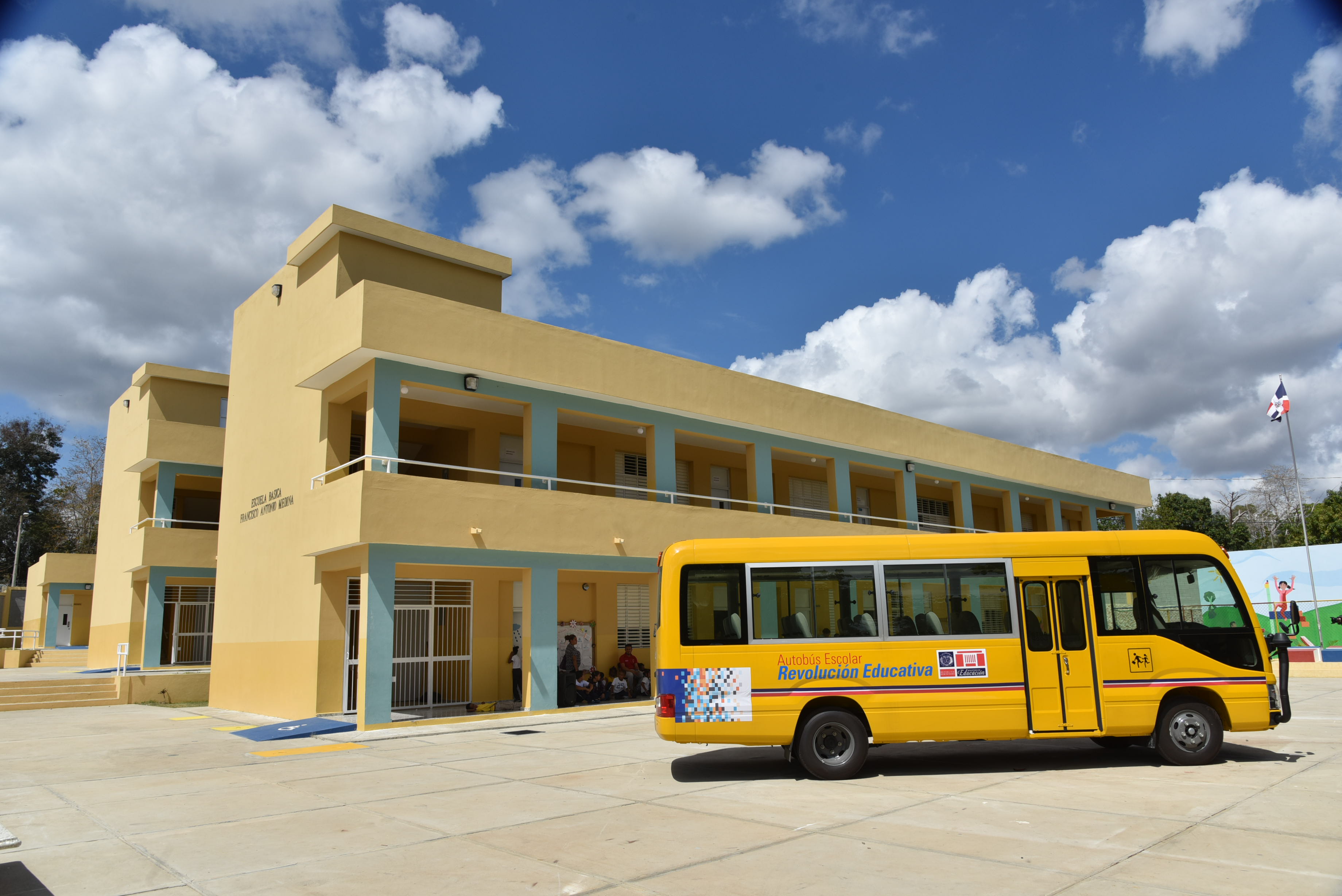  imagen Director Administrativo MINERD, Jorge Luis Moronta de pie entregando llave de nuevo autobús escolar a representabtes de la comunidad educativa de Partido Dajabón  