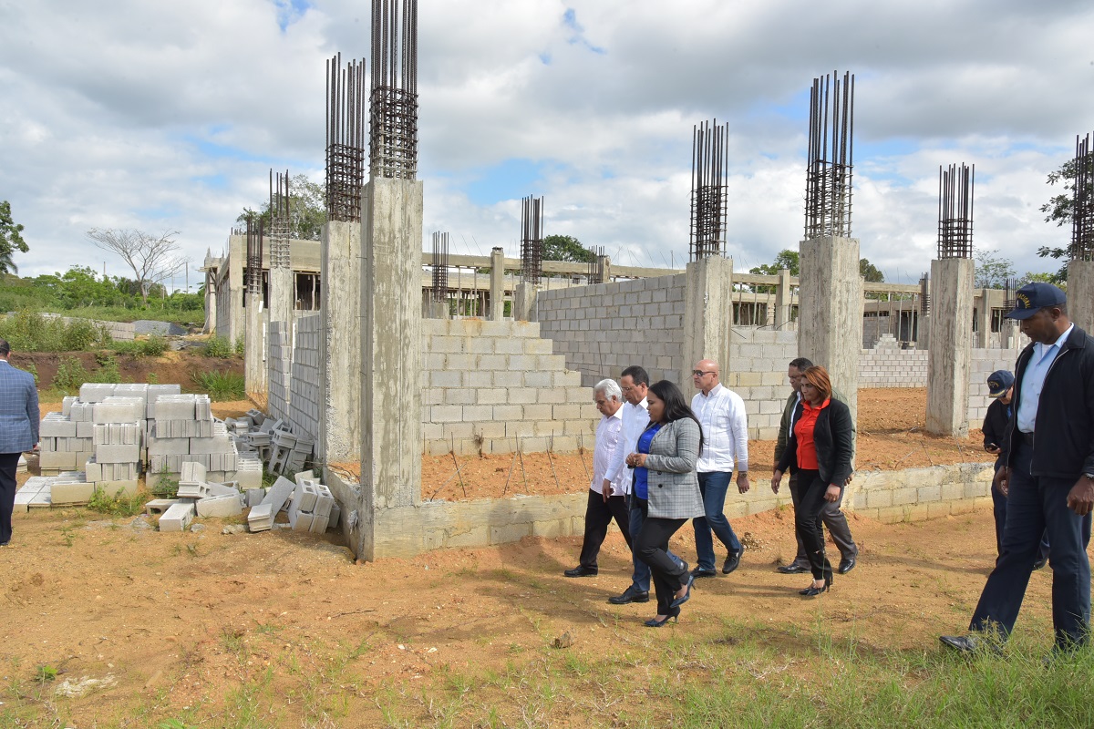  imagen Ministro Peña Mirabal visita escuela en construcción 