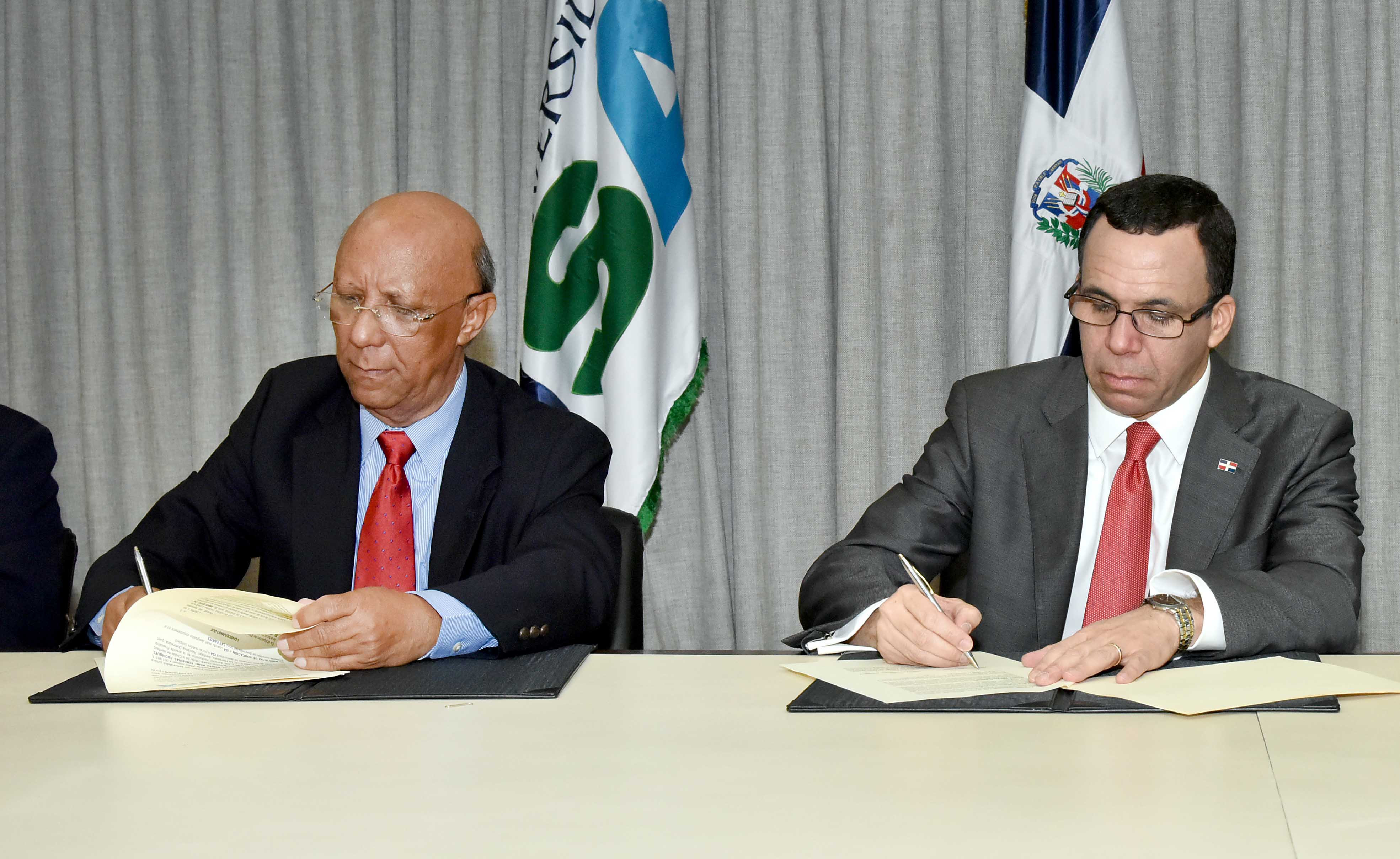  imagen Ministro Andrés Navarro firmando acuerdo junto al rector de la Universidad ISA 
