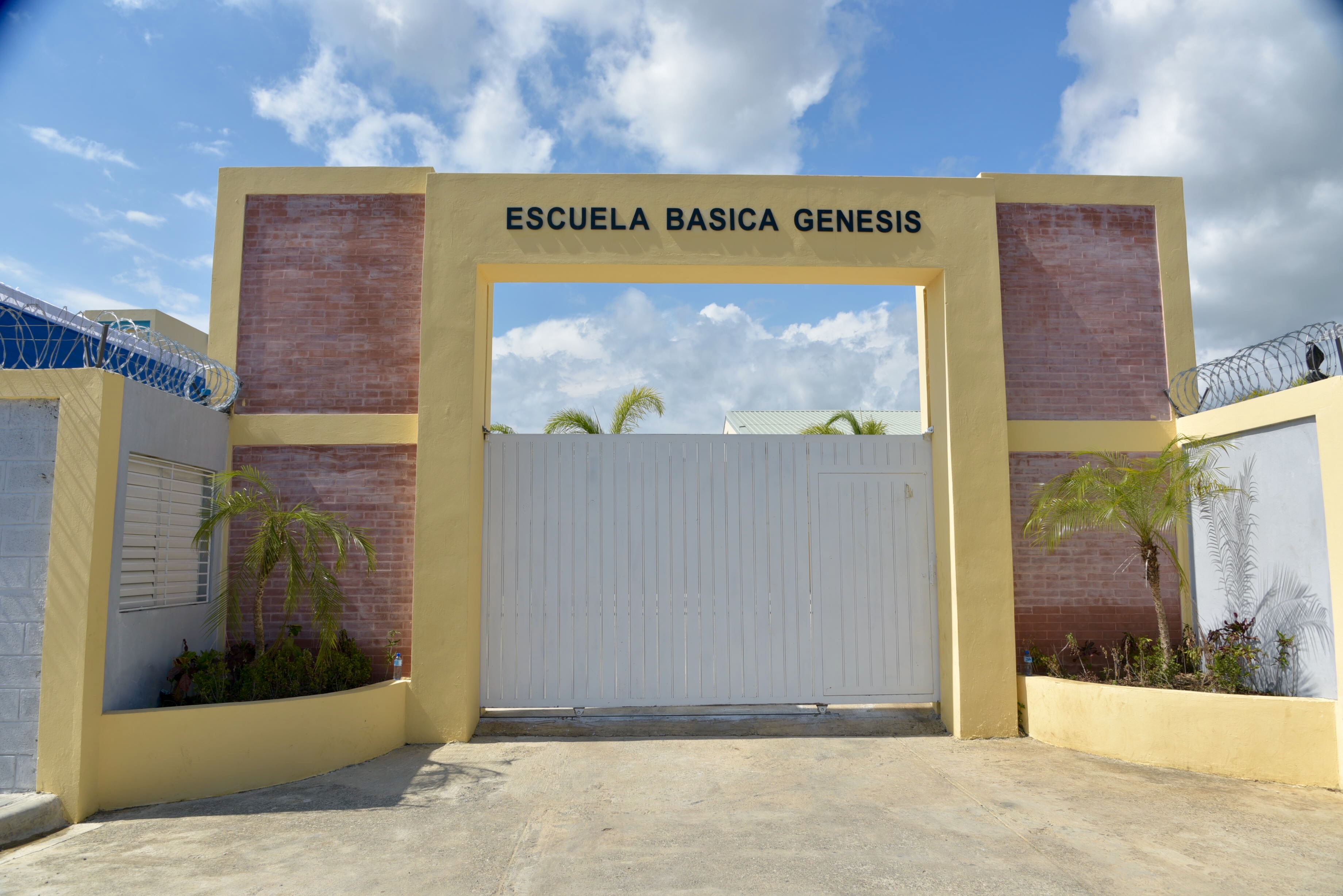  imagen Presidente Danilo Medina junto al ministro Antonio Peña Mirabal cortando cinta en entrega de centro educativo en Boca Chica 