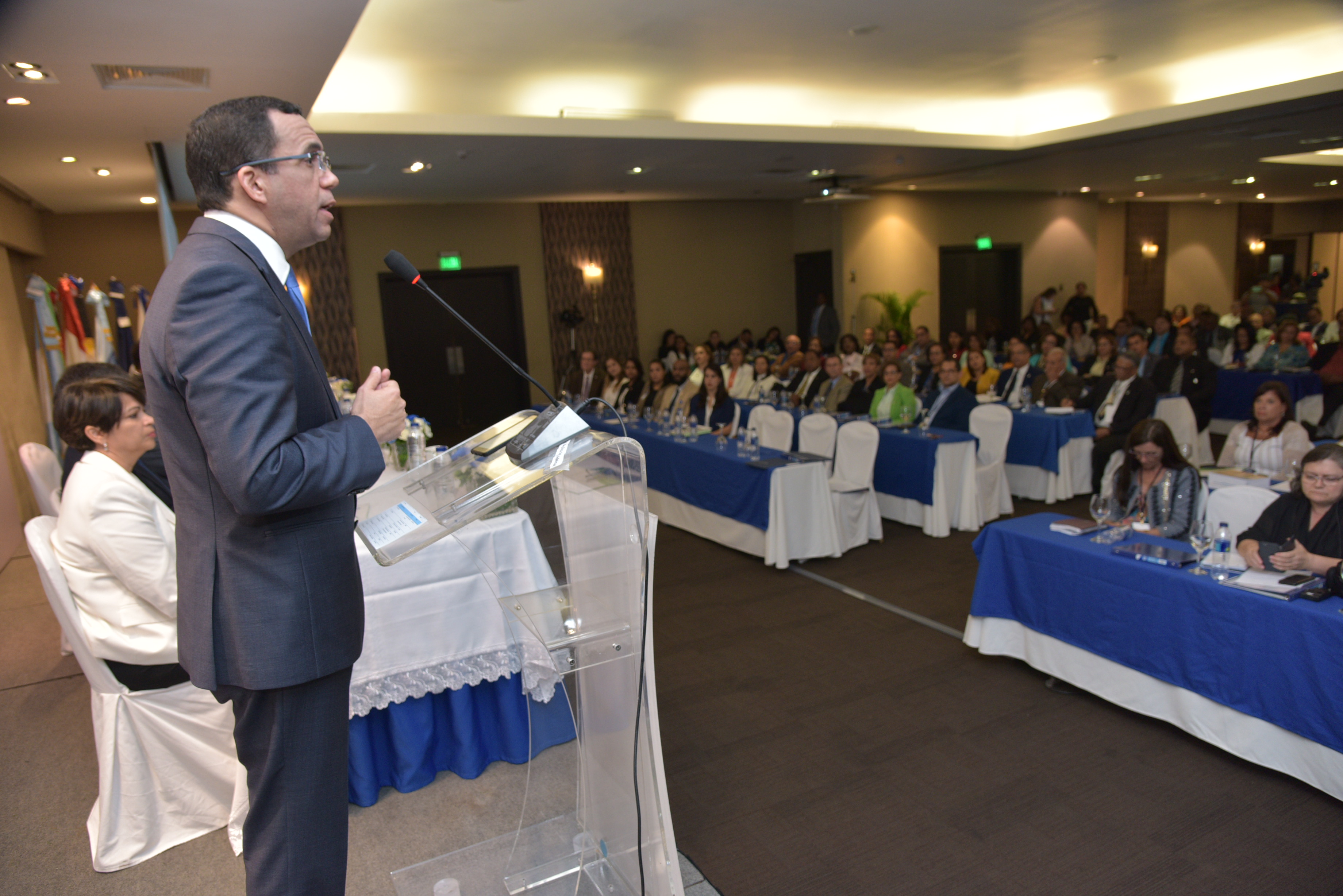  imagen Ministro Andrés Navarro de pie en podium se dirige a cientos de personas en lanzamiento de programa de formación de nuevos directores de escuelas  