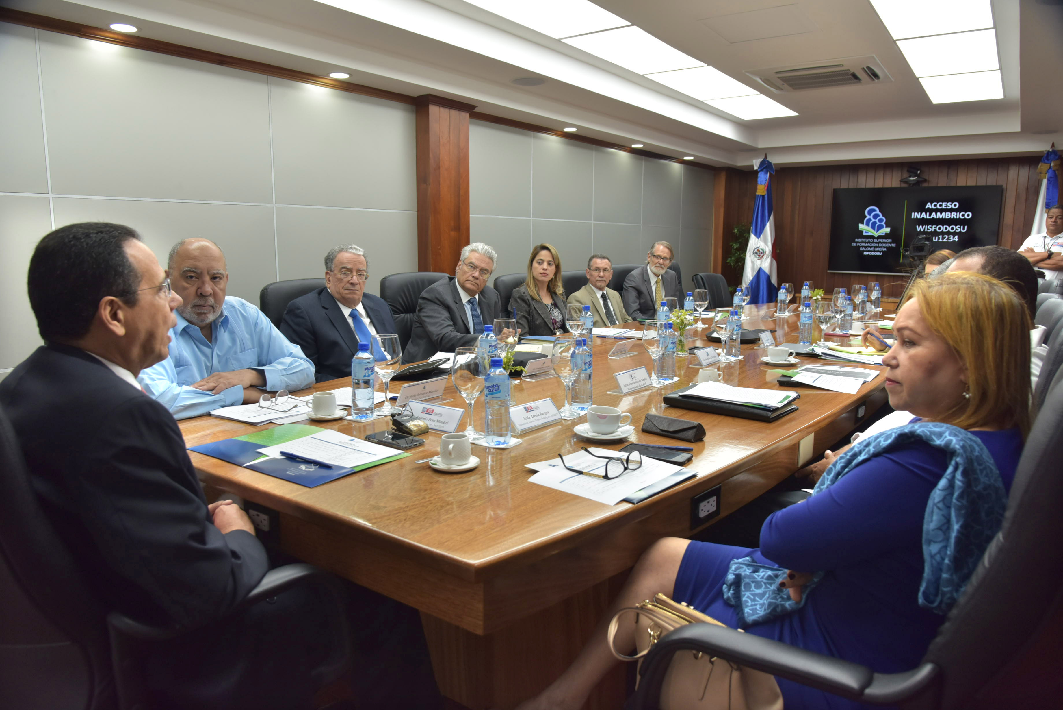  imagen Ministro Antonio Peña Mirabal sentado en reunión con consejo directivo del ISFODOSU 