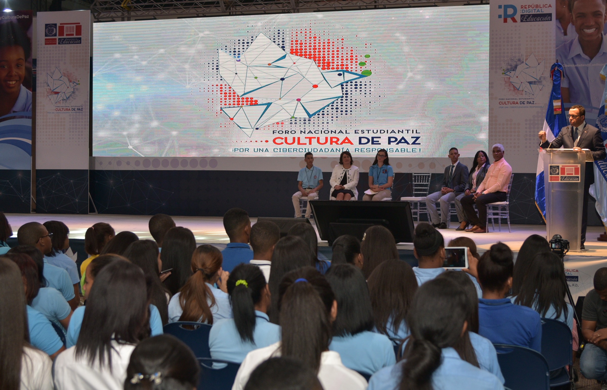  imagen Ministro Andres Navarro de pie junto a estudiantes con condición especial dejan inaugurado el Foro Nacional Estudiantil por una Cultura de Paz 