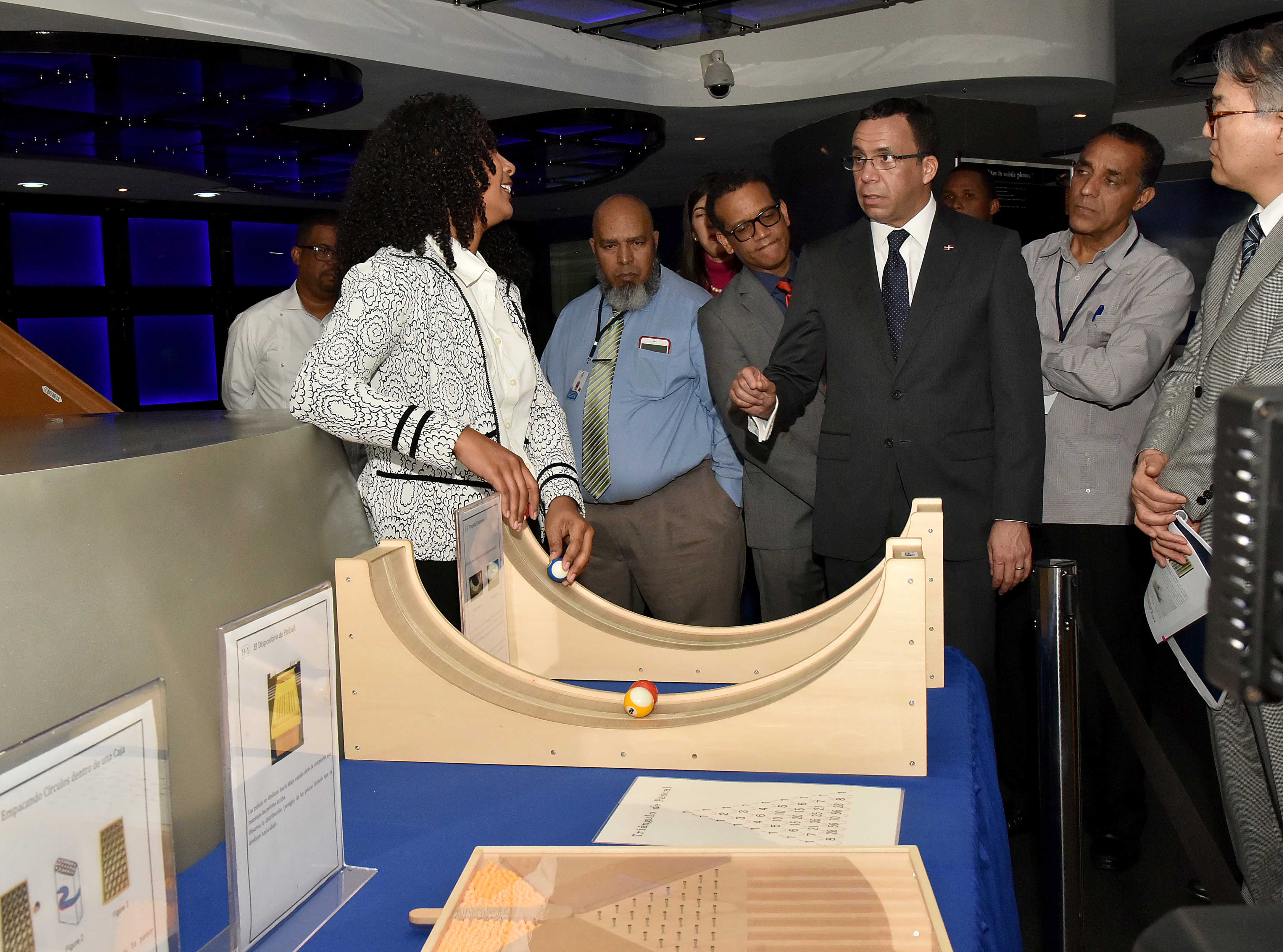  imagen Ministro Andrés Navarro junto a embajador de Japón en RD y miembros de su gavinete, recorren museo de Matemáticas  