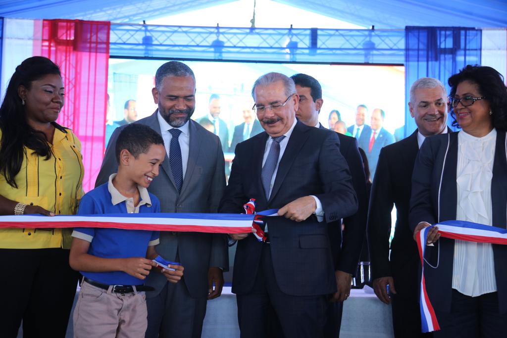  imagen Presidente Danilo Medina de pie cortando cinta junto a autoridades educativas en acto de entrega de dos centros educativos y dos estancias infantiles en Boca Chica y Santo Domingo Este 