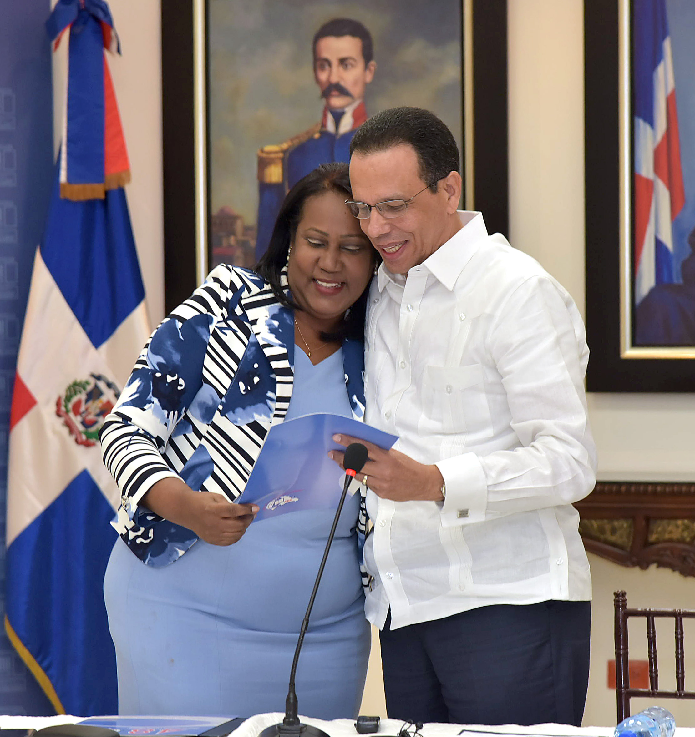  imagen Ministro Antonio Peña Mirabal pie junto a Xiomara Guante, presidenta de la ADP, acompañados de Comité Ejecutivo Nacional ADP 