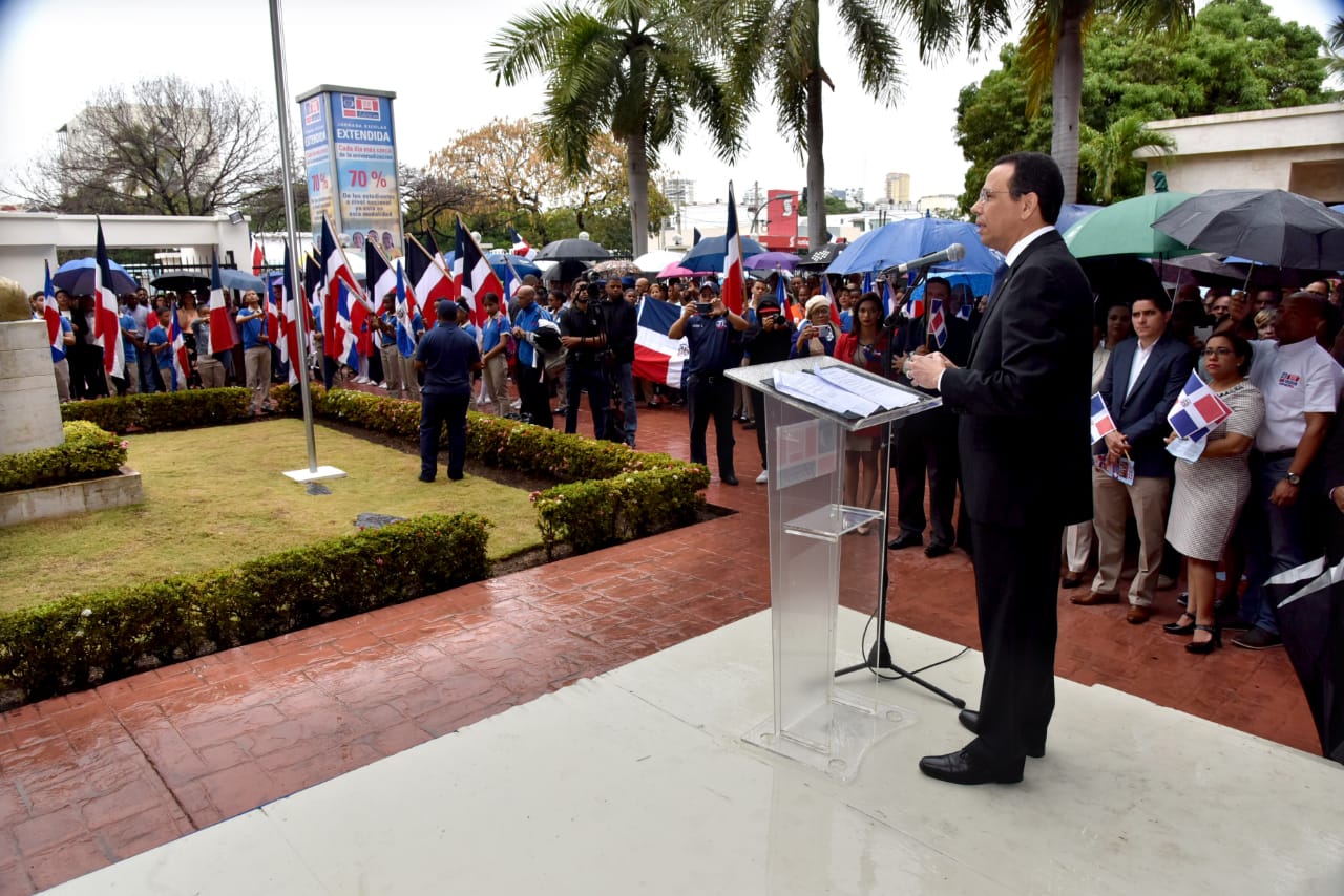  imagen Ministro Peña Mirabal en de pie en podium dirigiendo discurso en acto cívico con motivo a la Batalla del 30 de Marzo  
