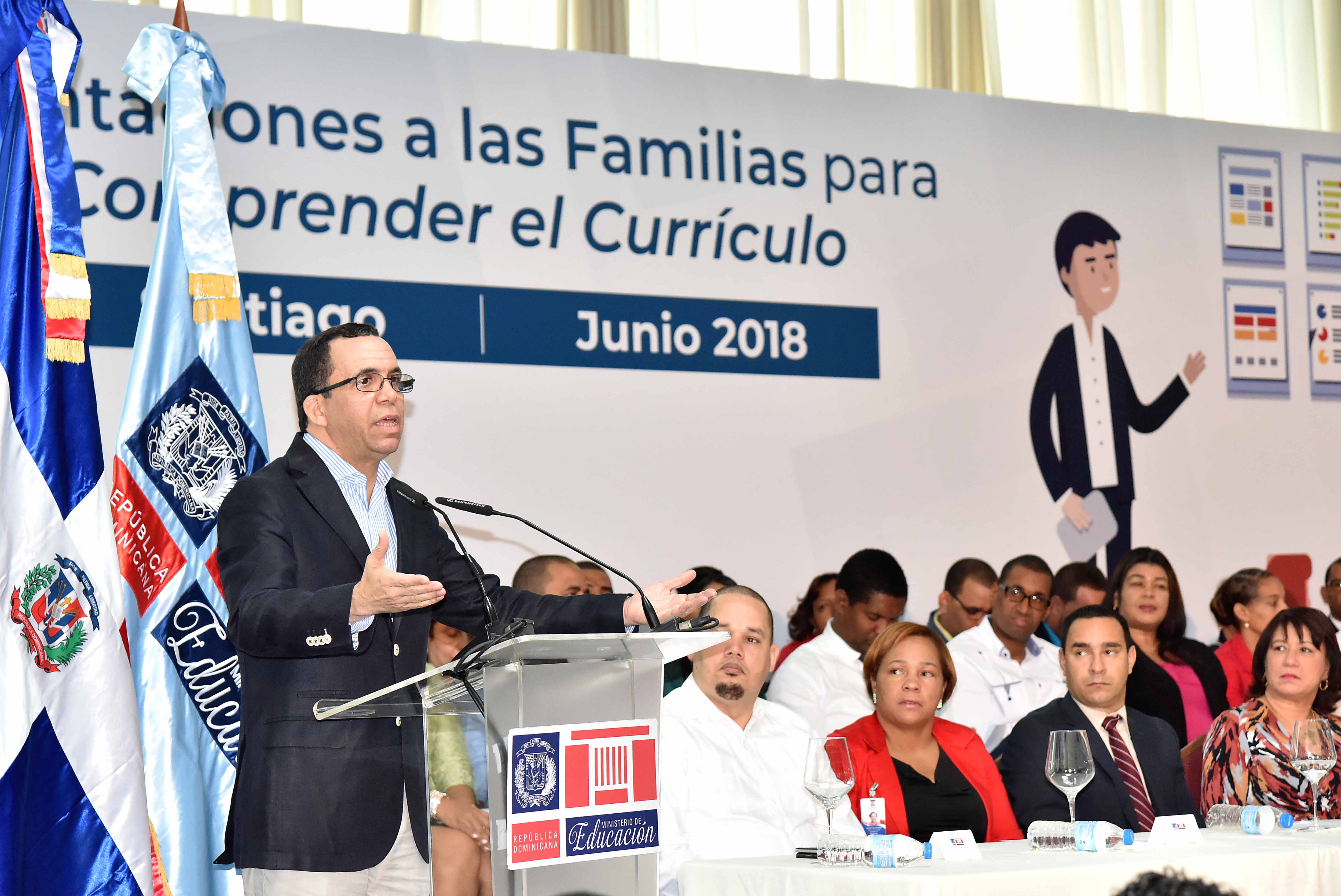  imagen Ministro Andrés Navarro desde podium  se dirige a cientos de miembros de las APMAES  