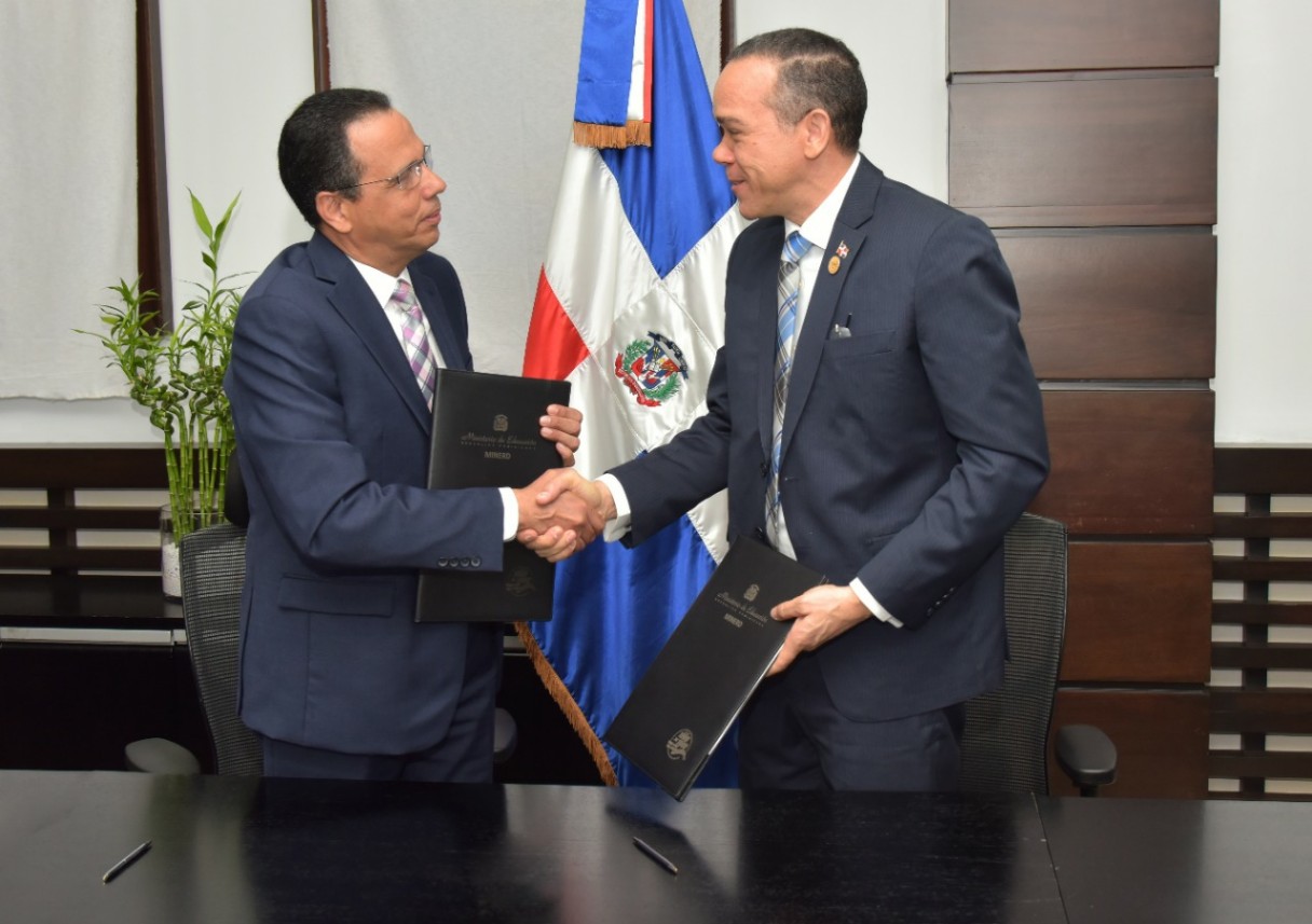  imagen Ministro Peña Mirabal firmando acuerdo 