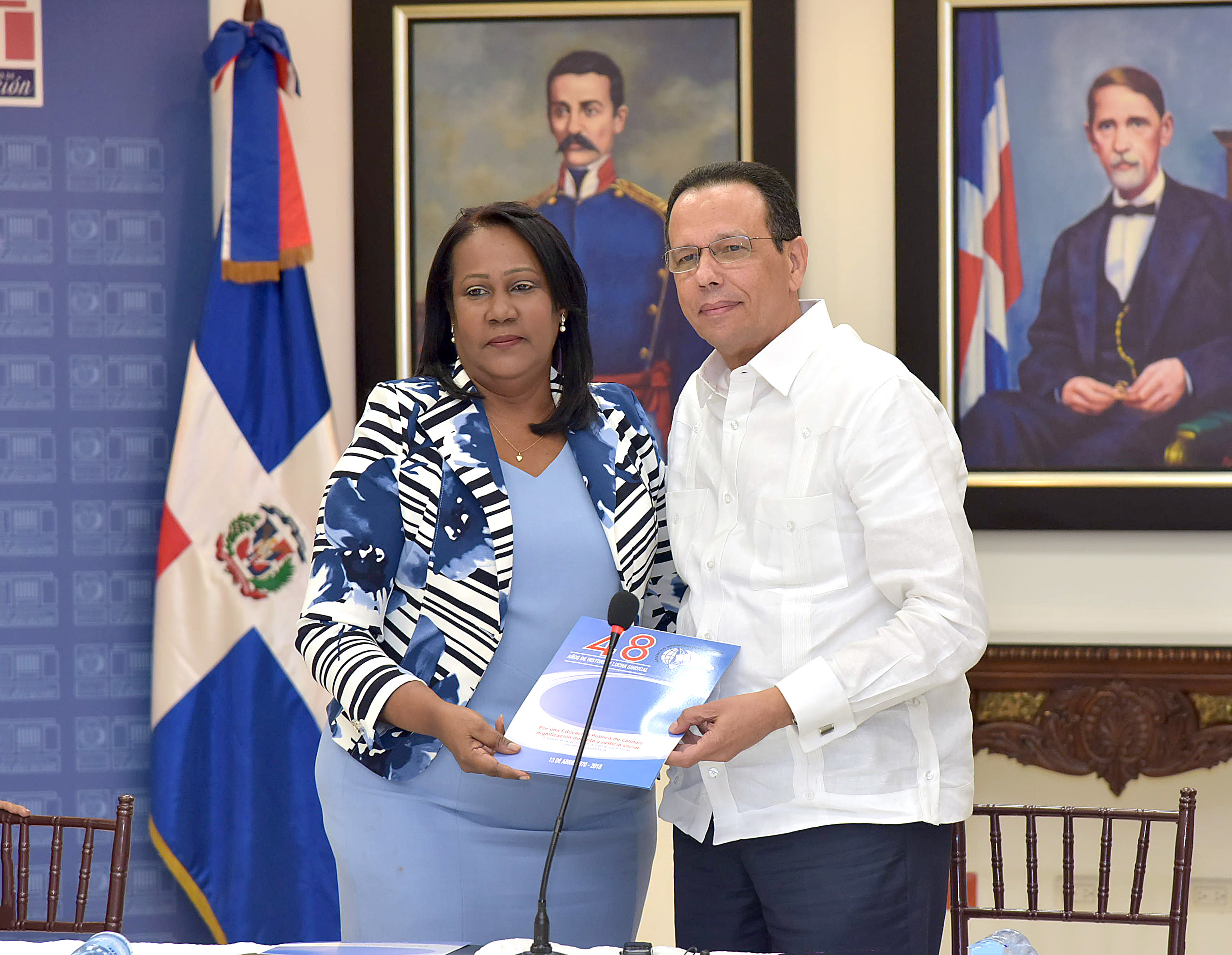  imagen Ministro Antonio Peña Mirabal pie junto a Xiomara Guante, presidenta de la ADP, acompañados de Comité Ejecutivo Nacional ADP 