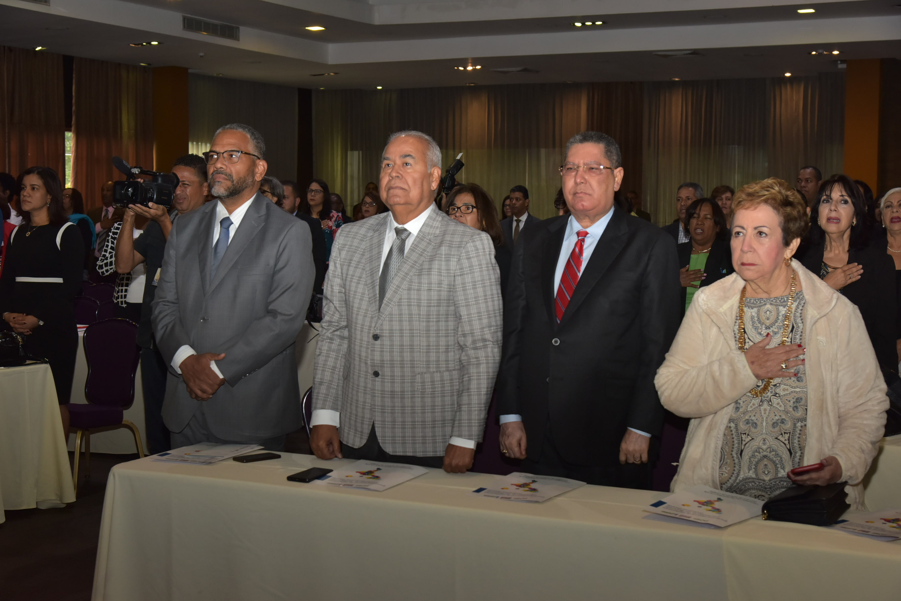  imagen Consultor chileno Jaime Veas durante conversatorio frente a los presentes en la conferencia. 
