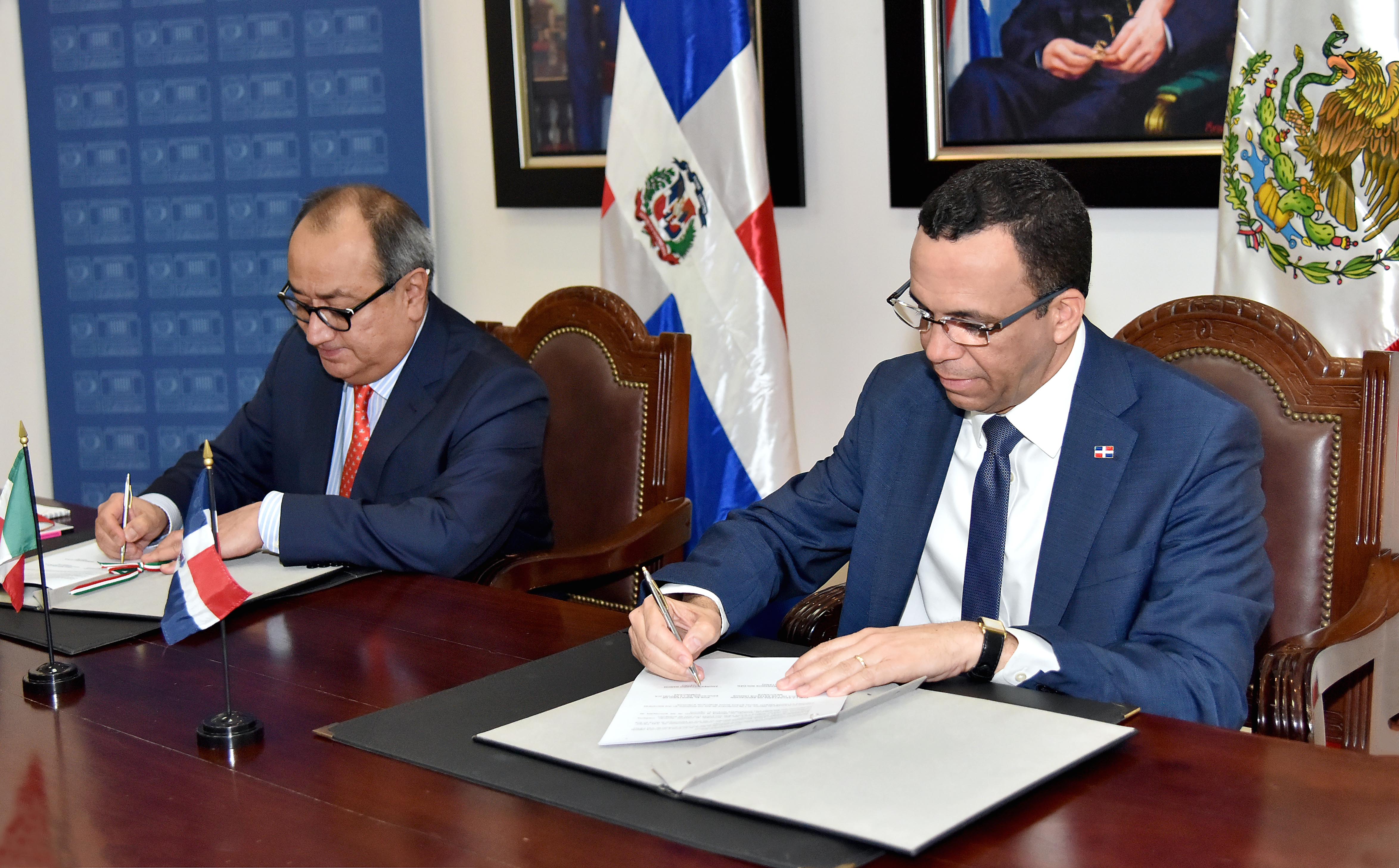  imagen Ministro Andrés Navarro y homólogo mexicano sentados firmando convenio de cooperación para impulsar televisión educativa
  