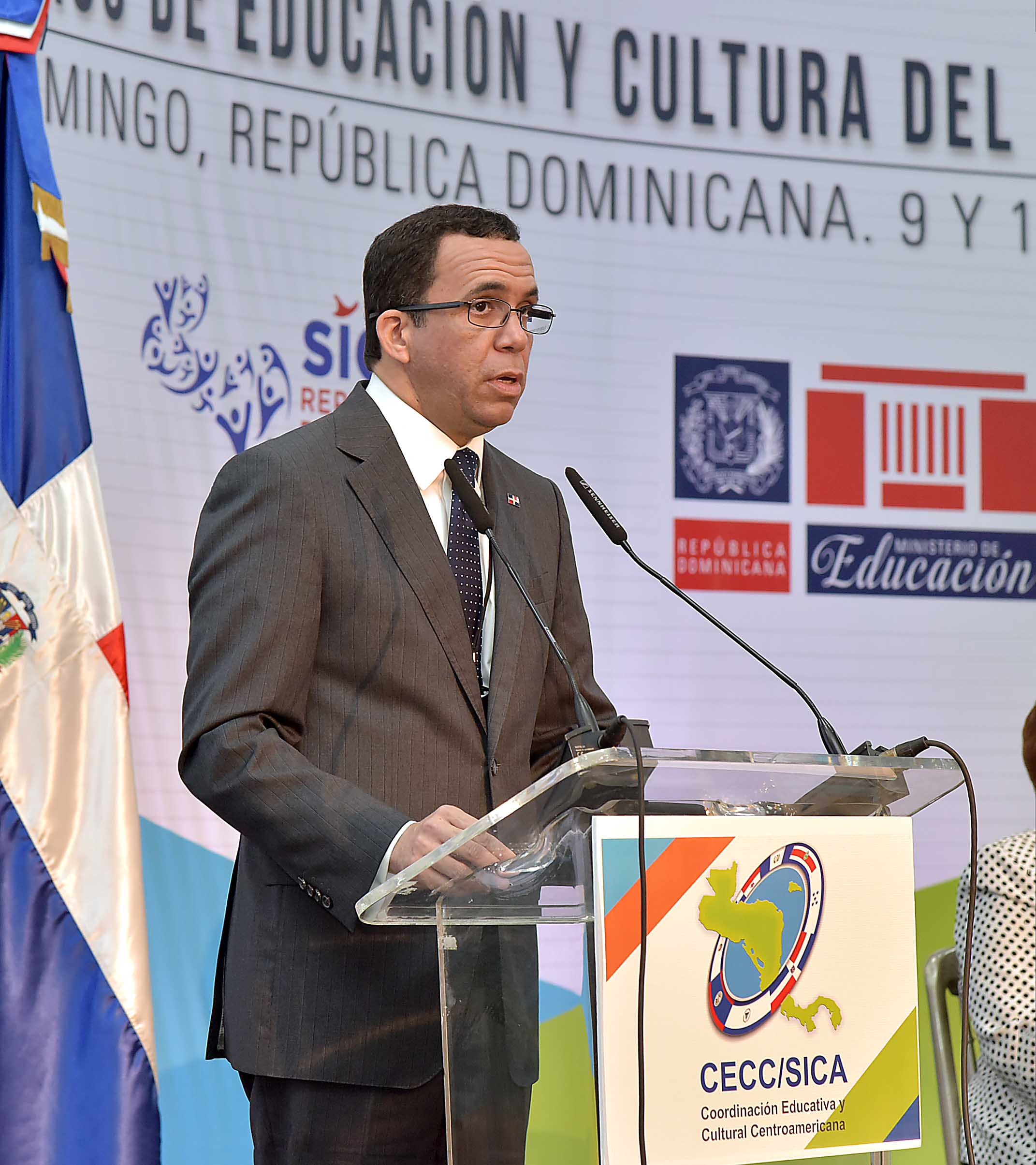 imagen Ministro Andrés Navarro en podium se dirige al público  