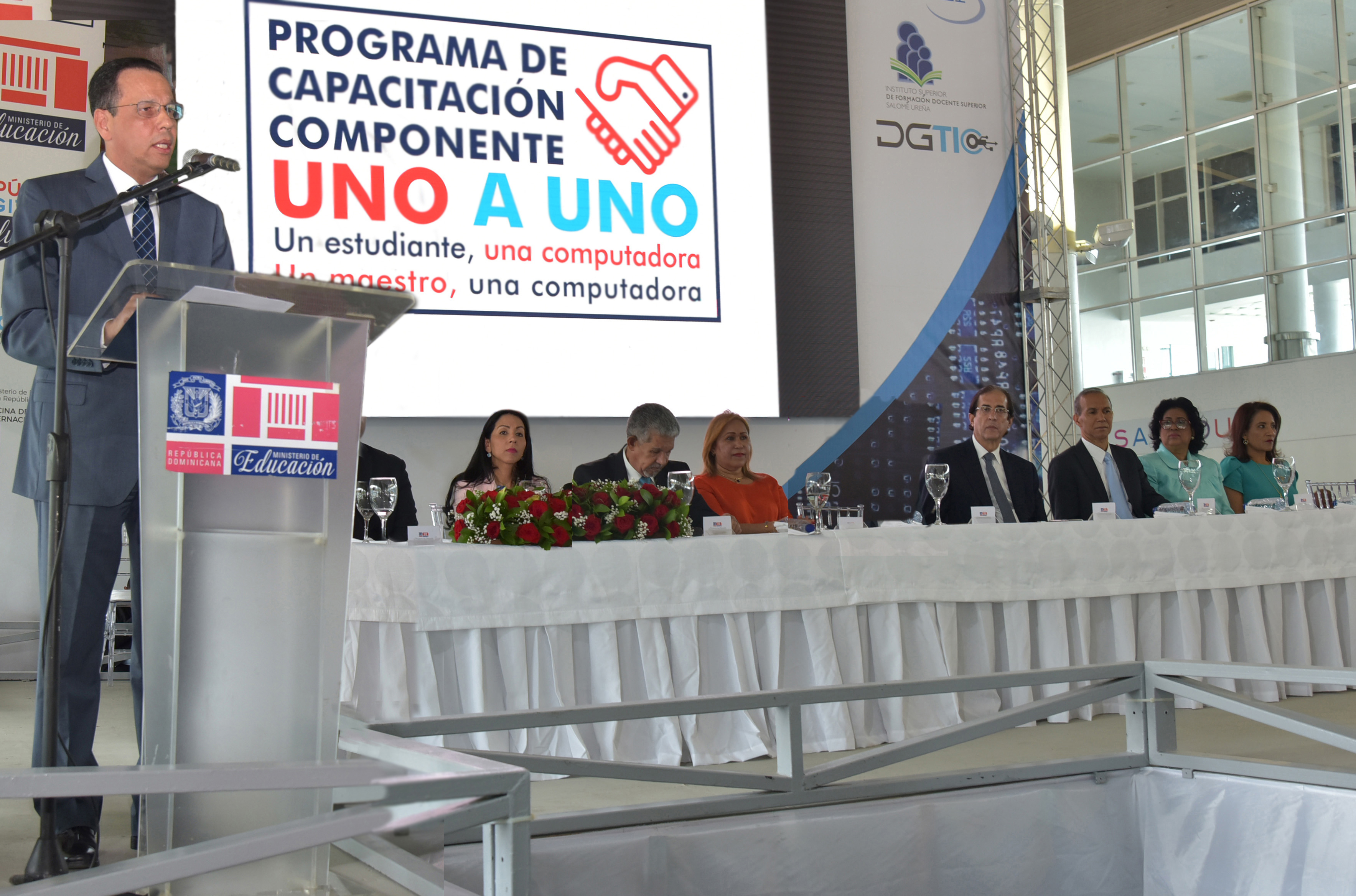  imagen Ministro detrás de podium durante su discurso en acto de bienvenida al Programa Uno a Uno en Puerto de Sans Souci. 