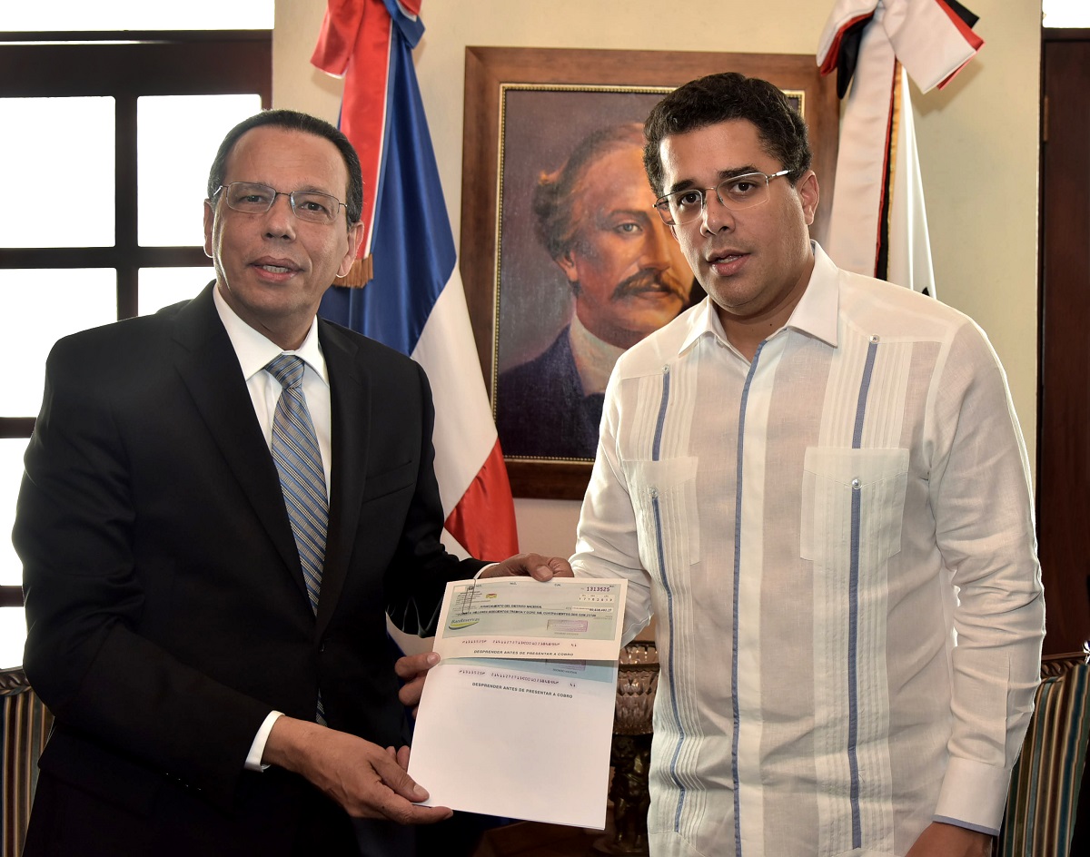  imagen Ministro Peña Mirabal y Alcalde David Collado 