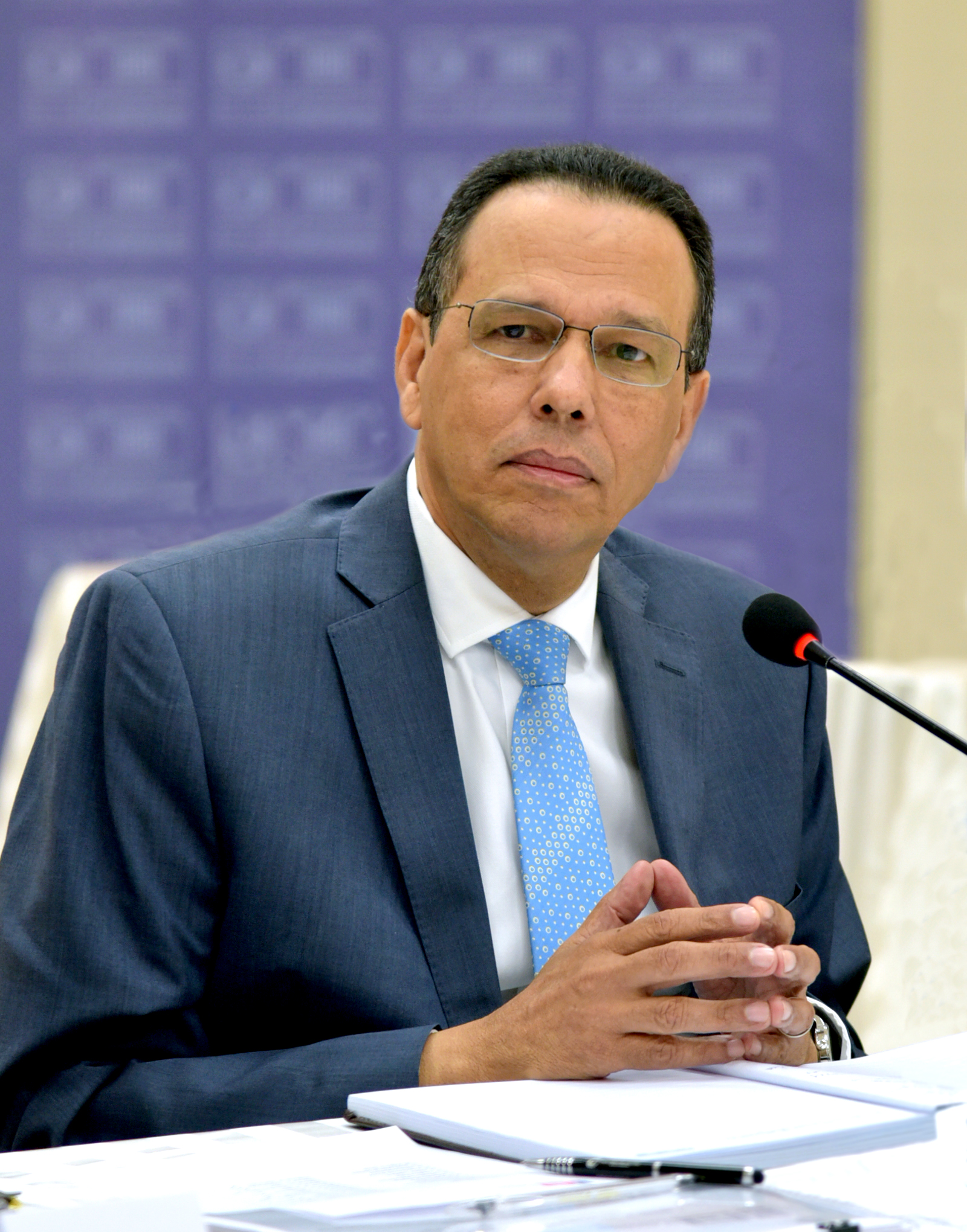  imagen Ministro Antonio Peña Mirabal sentado ofreciendo declaraciones  