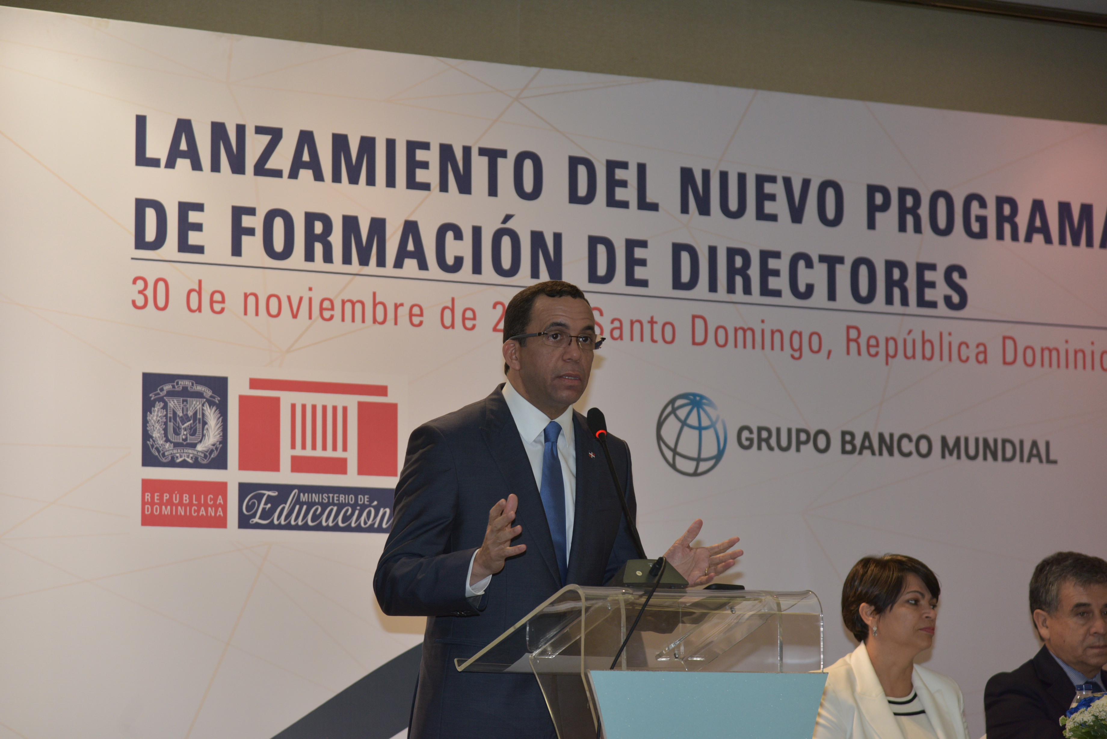  imagen Ministro Andrés Navarro de pie en podium se dirige a cientos de personas en lanzamiento de programa de formación de nuevos directores de escuelas  