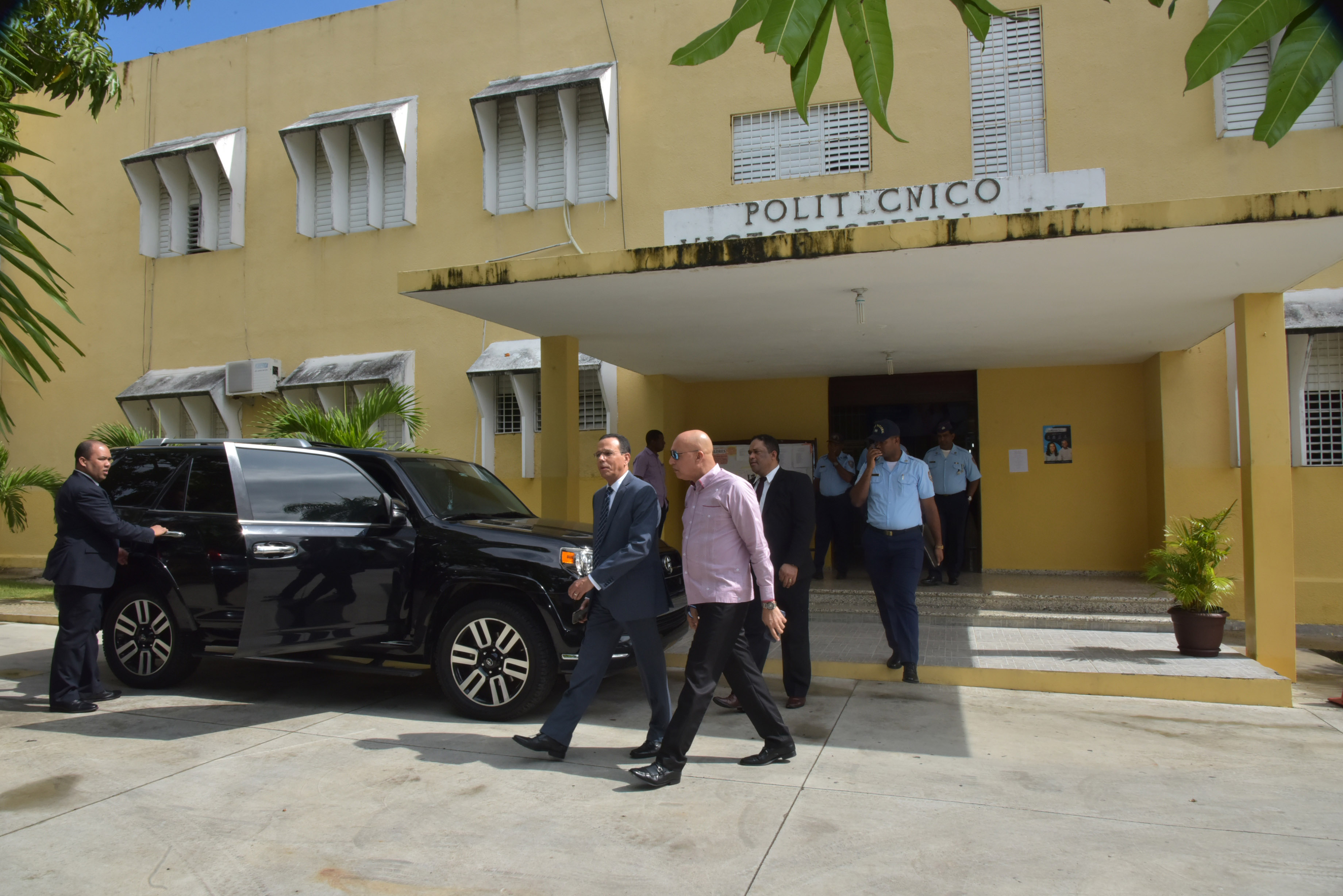  imagen Ministro Peña Mirabal durante su recorrido por instalaciones de Politécnico. 