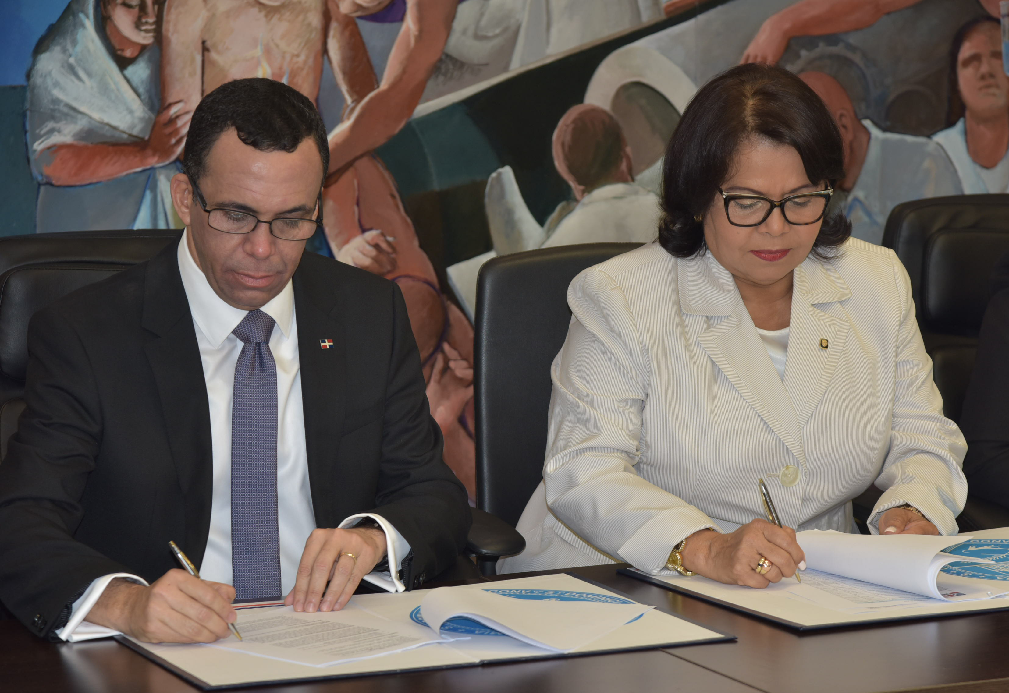  imagen Ministro Andrés Navarro junto a rectora Emma Polanco, suscribiendo un convenio estratégico entre ambas intituciones 