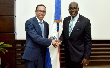  imagen Ministro Andrés Navarro de pie junto a su homólogo de Jamaica  
