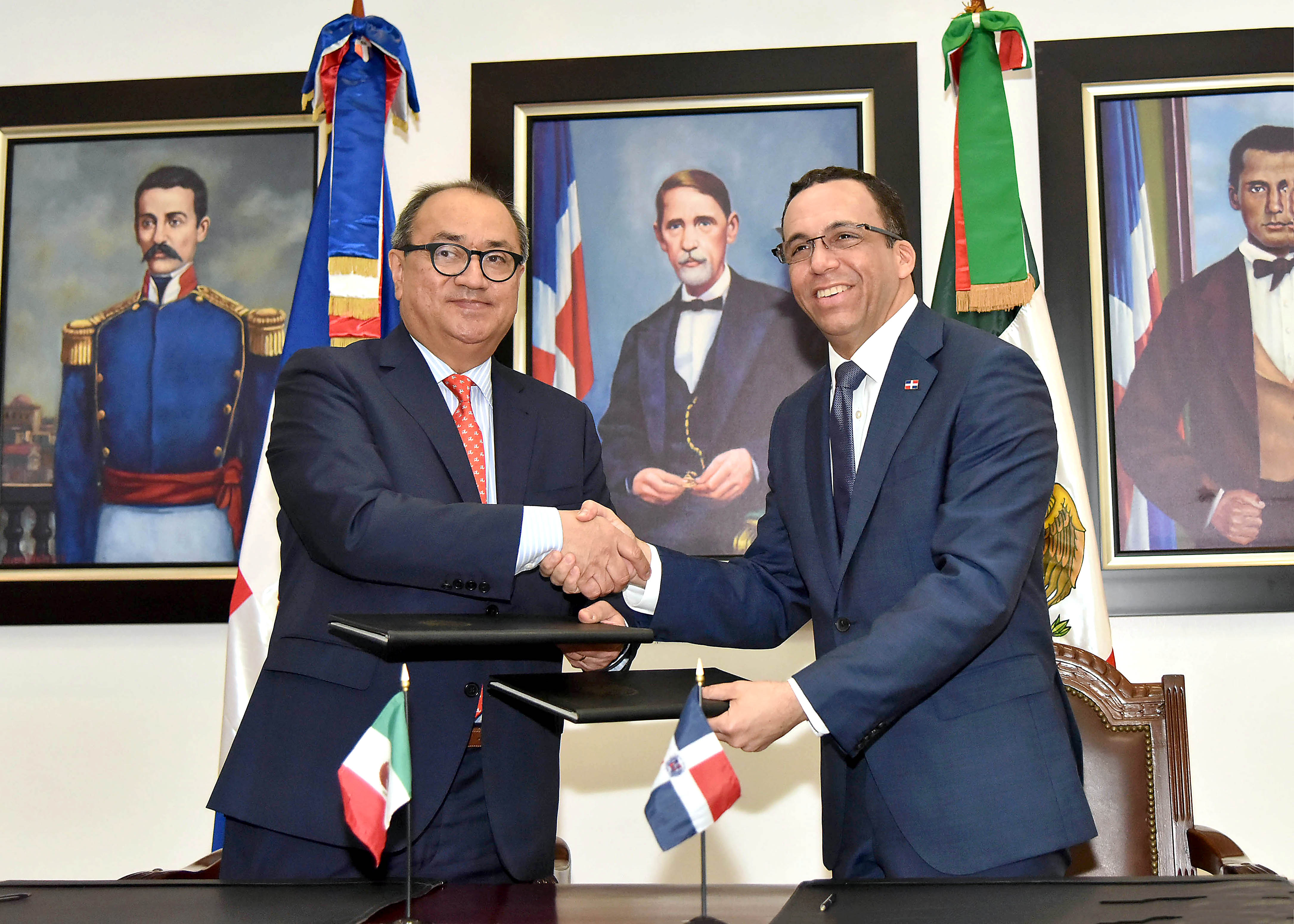  imagen Ministro Andrés Navarro y homólogo mexicano sentados firmando convenio de cooperación para impulsar televisión educativa
  