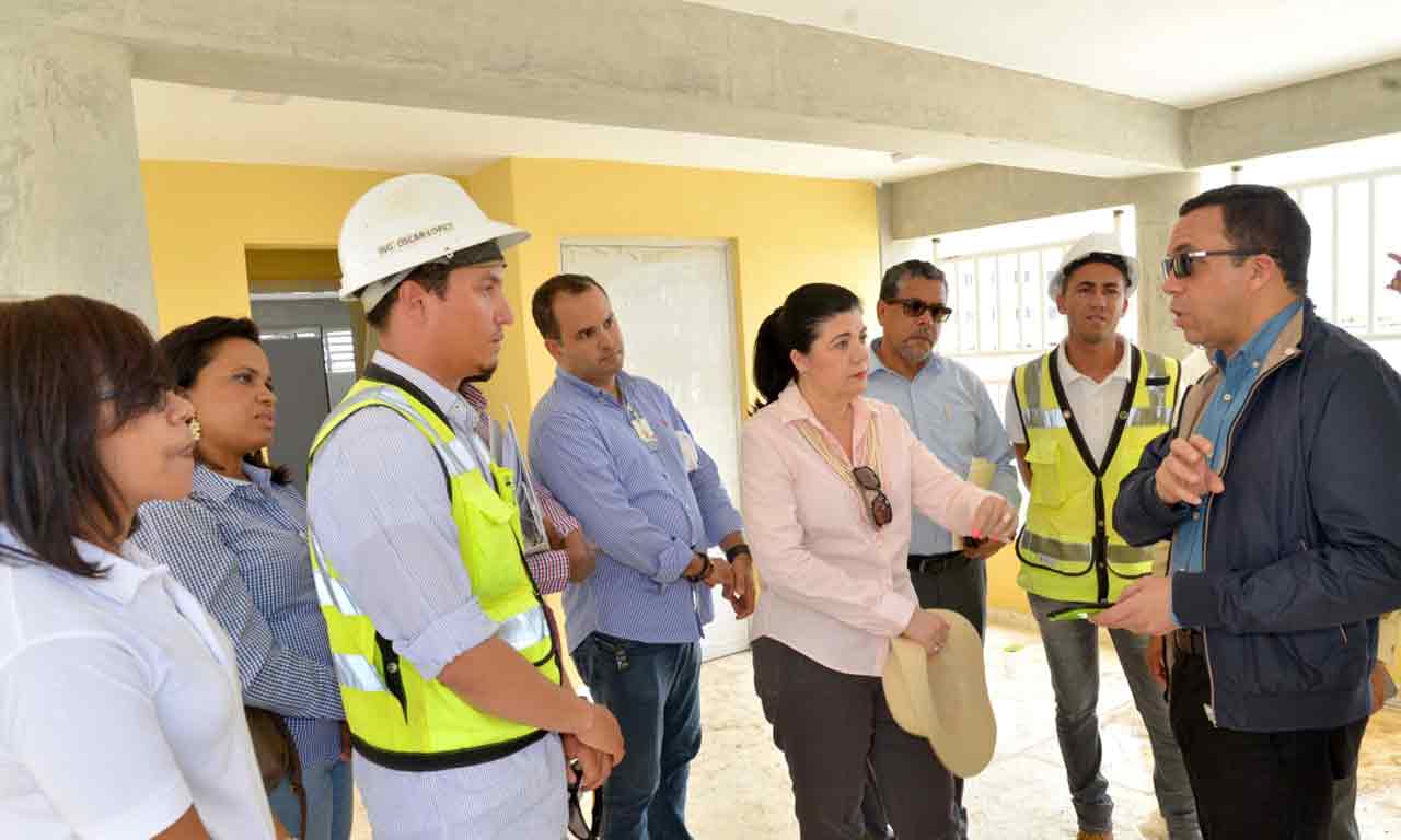  imagen Ministro Andrés Navarro conversa con grupo responsable de construcción de escuelas. 