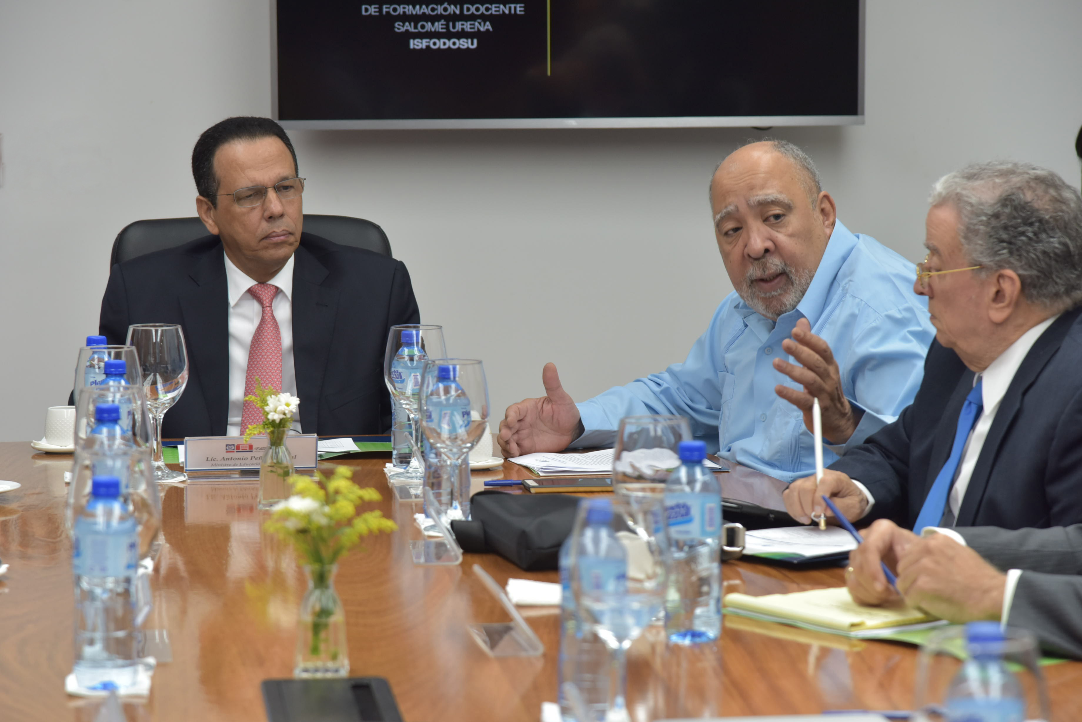  imagen Ministro Antonio Peña Mirabal sentado en reunión con consejo directivo del ISFODOSU 