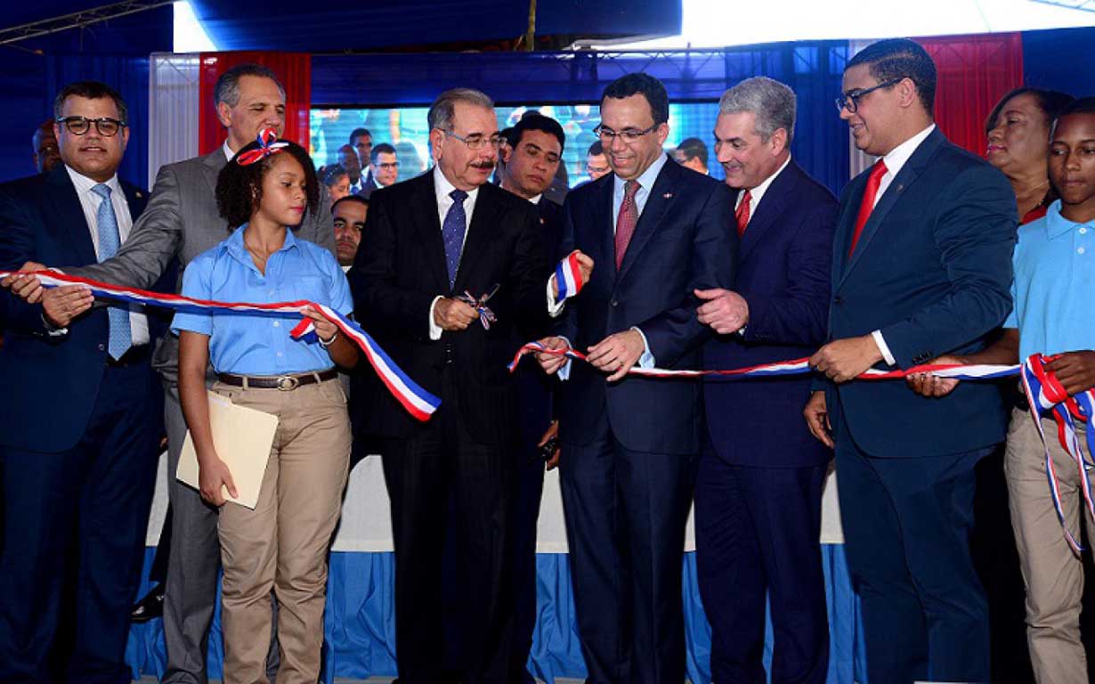  imagen Presidente Danilo Medina junto a Ministro Andrés Navarro y otras personalidades corta cinta en acto de inauguración. 