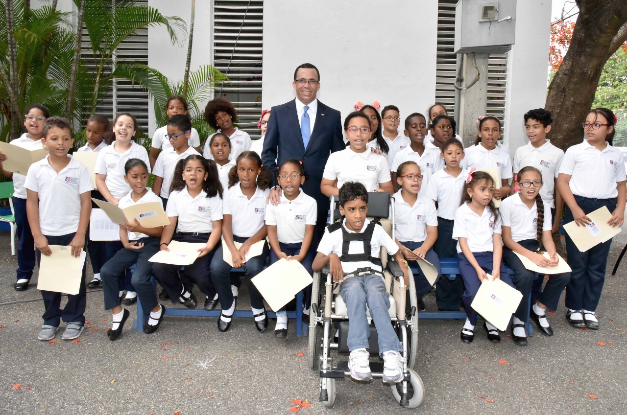  imagen Ministro Andrés Navarro junto a estudiantes de 15 centros educativos cristianos  
