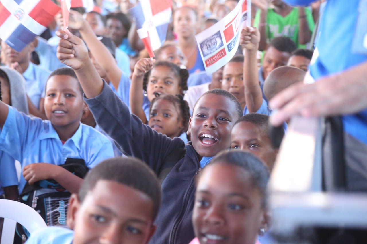  imagen Estudiantes alegres reciben su moderno y nuevo liceo en Santo Domingo Este. 