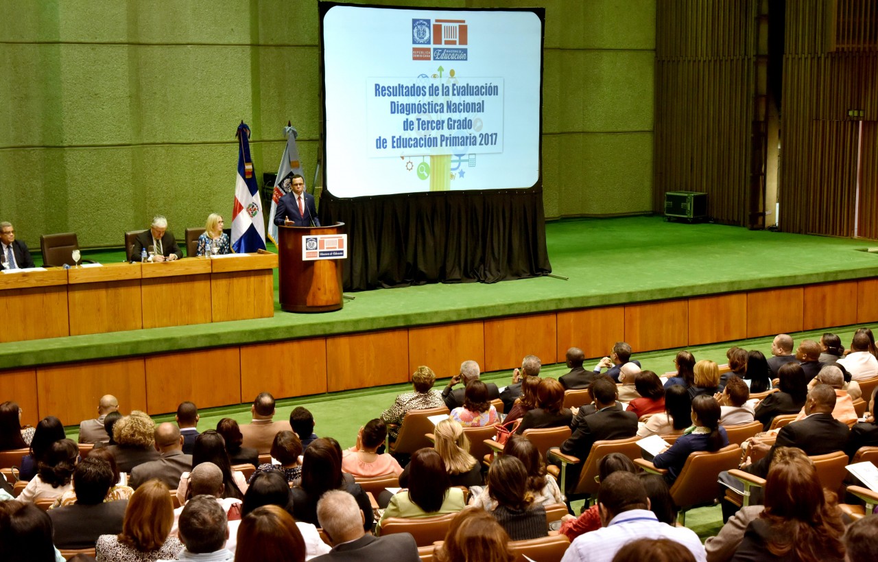  imagen Ministro Andrés Navarro parado en podium expone resultados de Pruba Nacional Diagnóstica Tercer Grado  