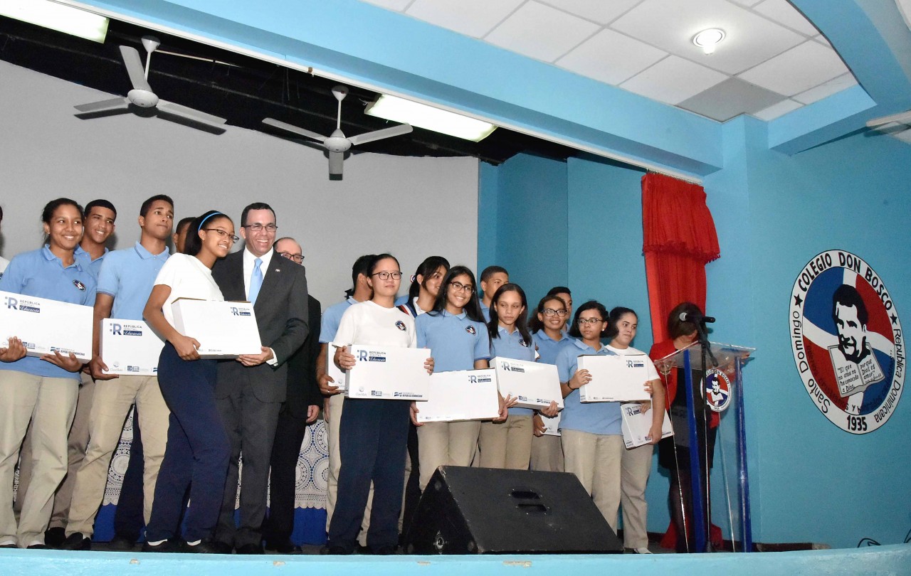  imagen Ministro Andrés Navarro de pie en tarima junto a estudiantes del Colegio Don Bosco entregando formalmente computadoras del programa República Digital Educación 