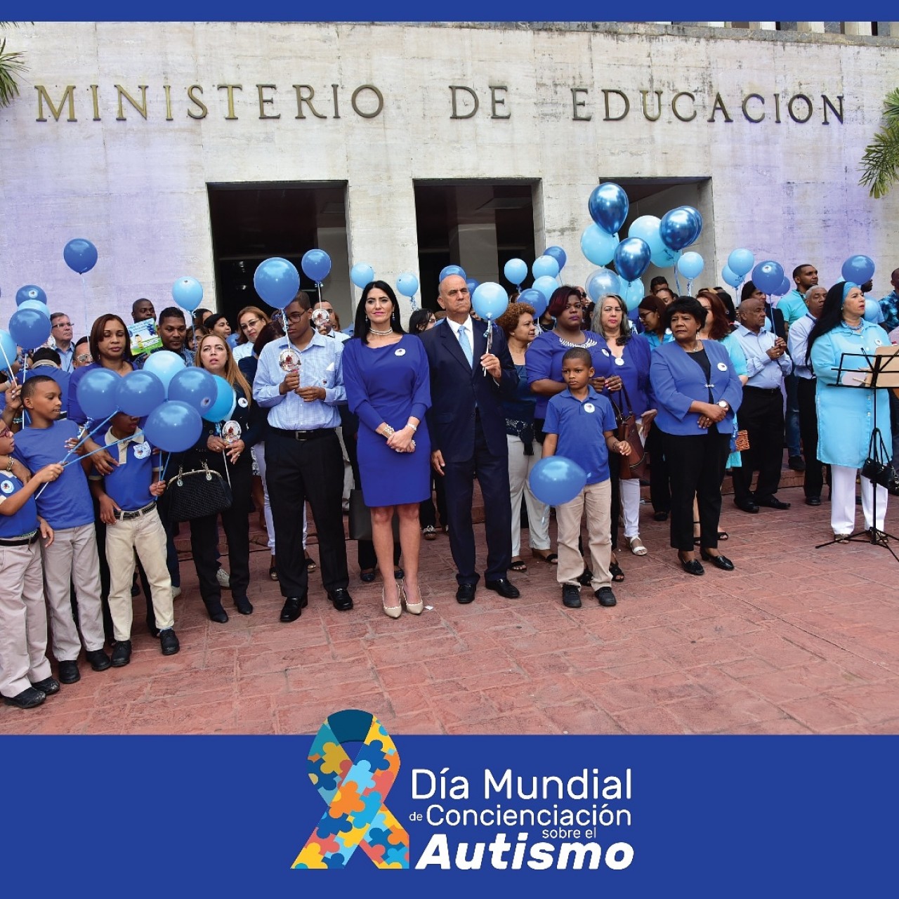  imagen Representantes del MINERD y comunidad educativa de Educación Especial de pie en acto de celebración con motivo al Día Mundial de la Concienciación del Autismo  