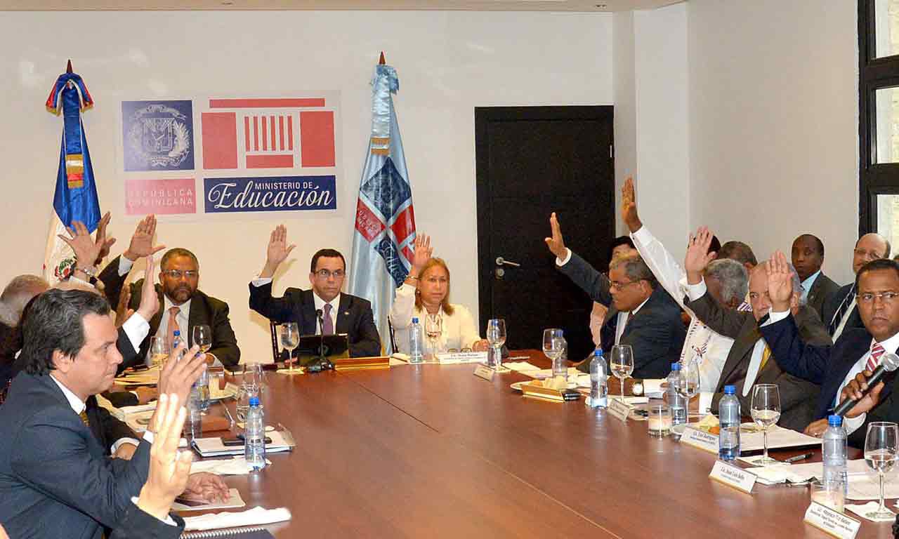  imagen Ministro Andrés Navarro junto a Miembros del Consejo Nacional de Educación, todos con sus manos derechas levantadas.
  