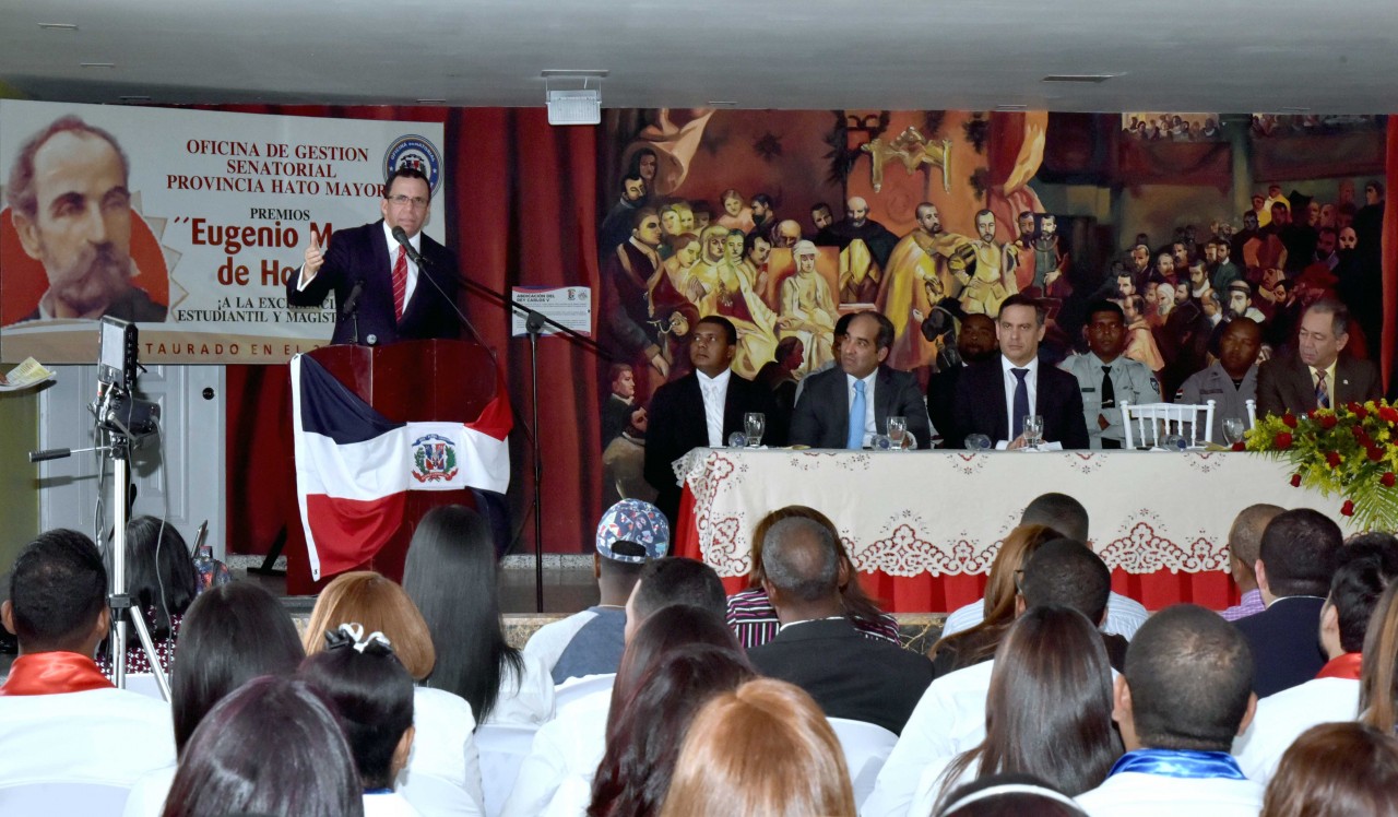  imagen Ministro Andrés Navarro desde podium dirigiéndose a maestros y estudiantes en Premiación Eugenio María de Hostos en Hato Mayor del Rey  