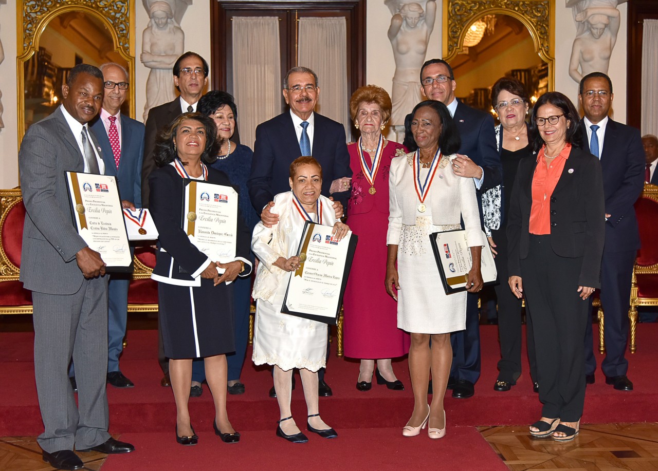  imagen Presidente Danilo Medina junto a ministro Andrés Navarro entregan medallas al mérito Magisterial a maestras del sector público y privado. 