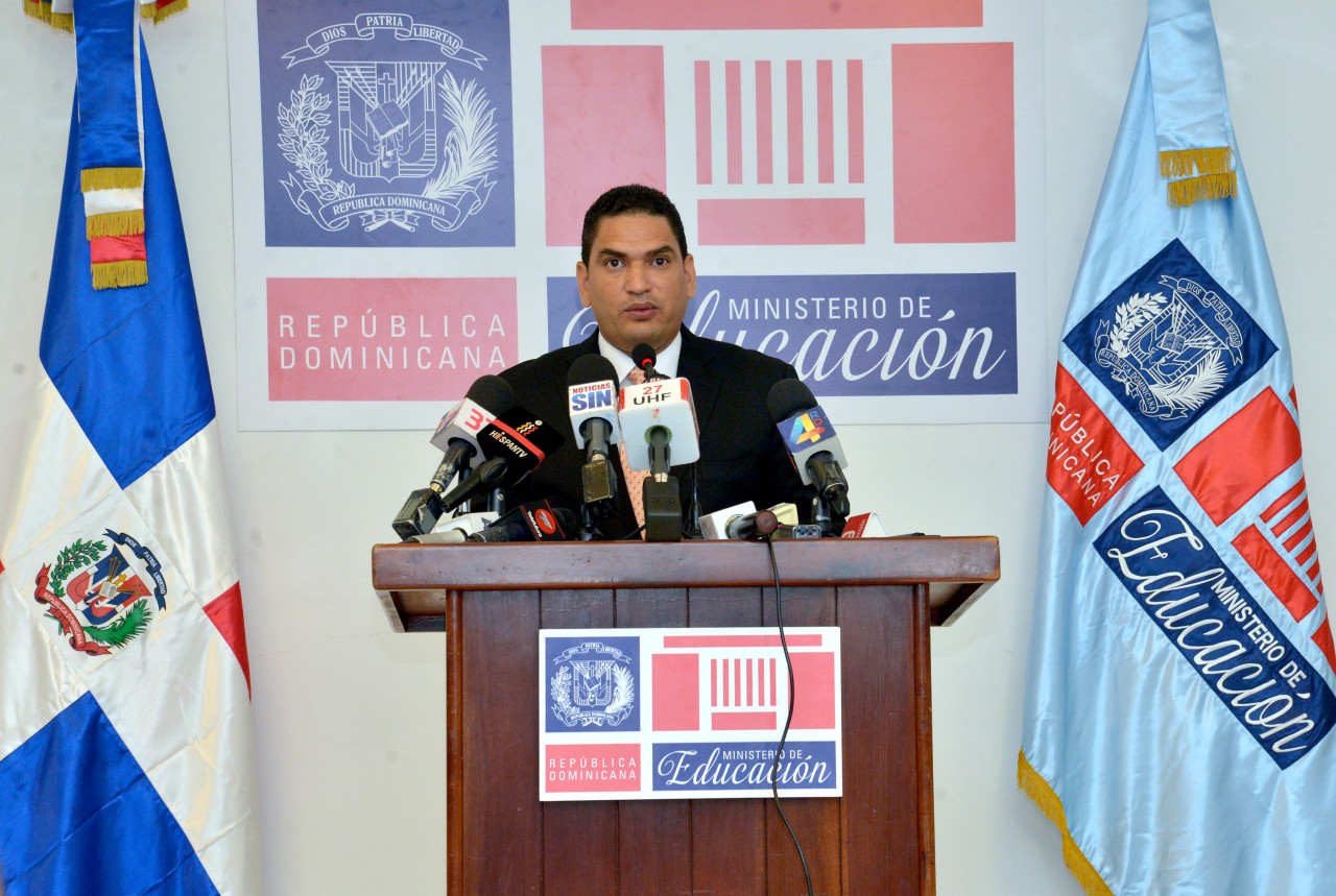  imagen Miguel Medina, director de Comunicaciones y Relaciones Públicas de este ministerio en podíum se dirige a los medios  