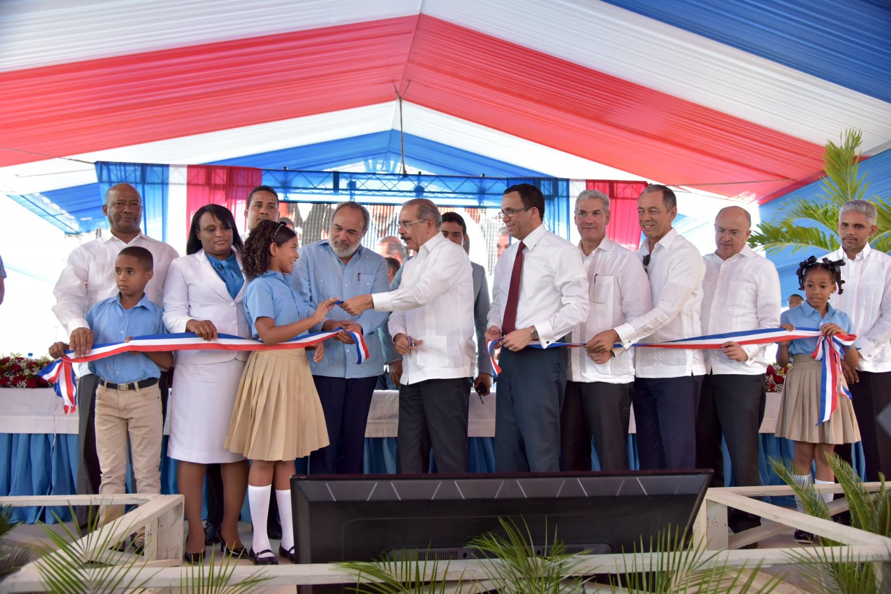  imagen Presidente Danilo Medina corta cinta y entrega dos modernos centros educativos  