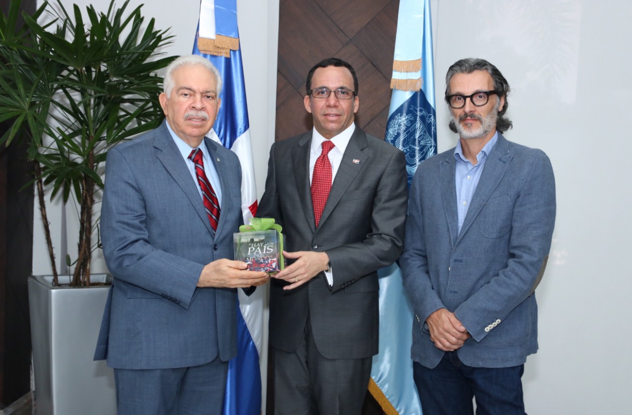  imagen Ministro Andrés Navarro al centro, a su derecha el presidente del Banco BHD Leon, a su izquierda José –Pinky- Pintor, director del documental. 