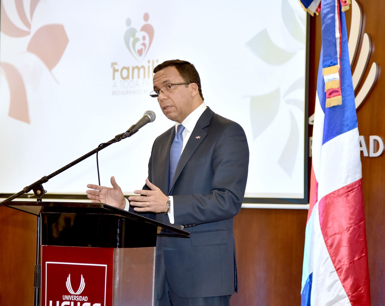 imagen Ministro Andrés Navarro en podium como orador invitado en IV Congreso “Familia a toda Prueba: Restaurando Relaciones”. 