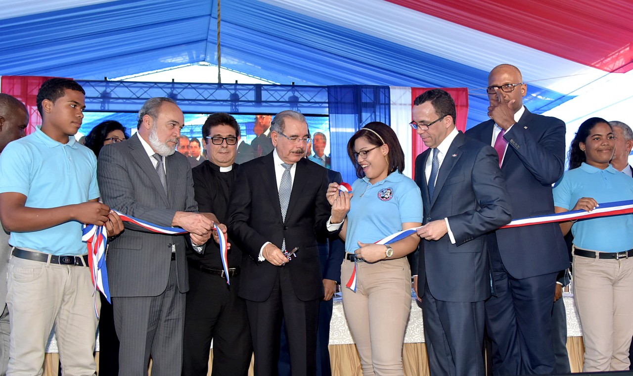  imagen Presidente Danilo Medina corta cinta junto a Ministro Andrés Navarro, Estudiante y demás autoridades de nuevo centro educativo  