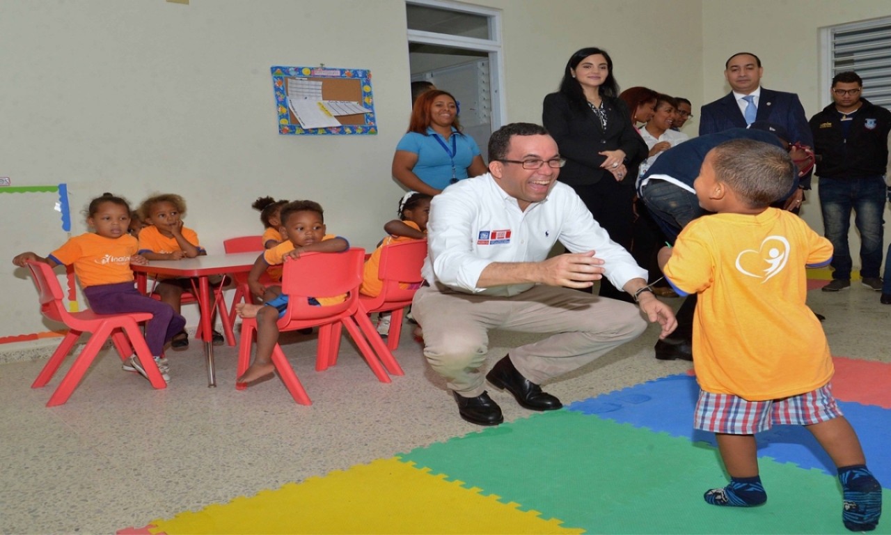  imagen Ministro de Educación Andrés Navarro junto a niño especial 