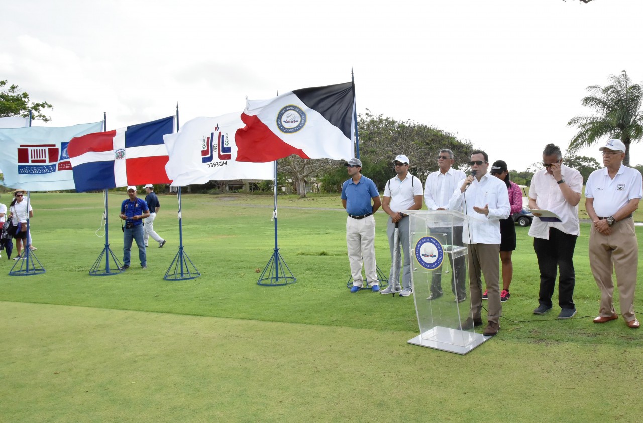  imagen Ministro Andrés Navarro en campo de golf afirma que va a promover el deporte en las escuelas 
