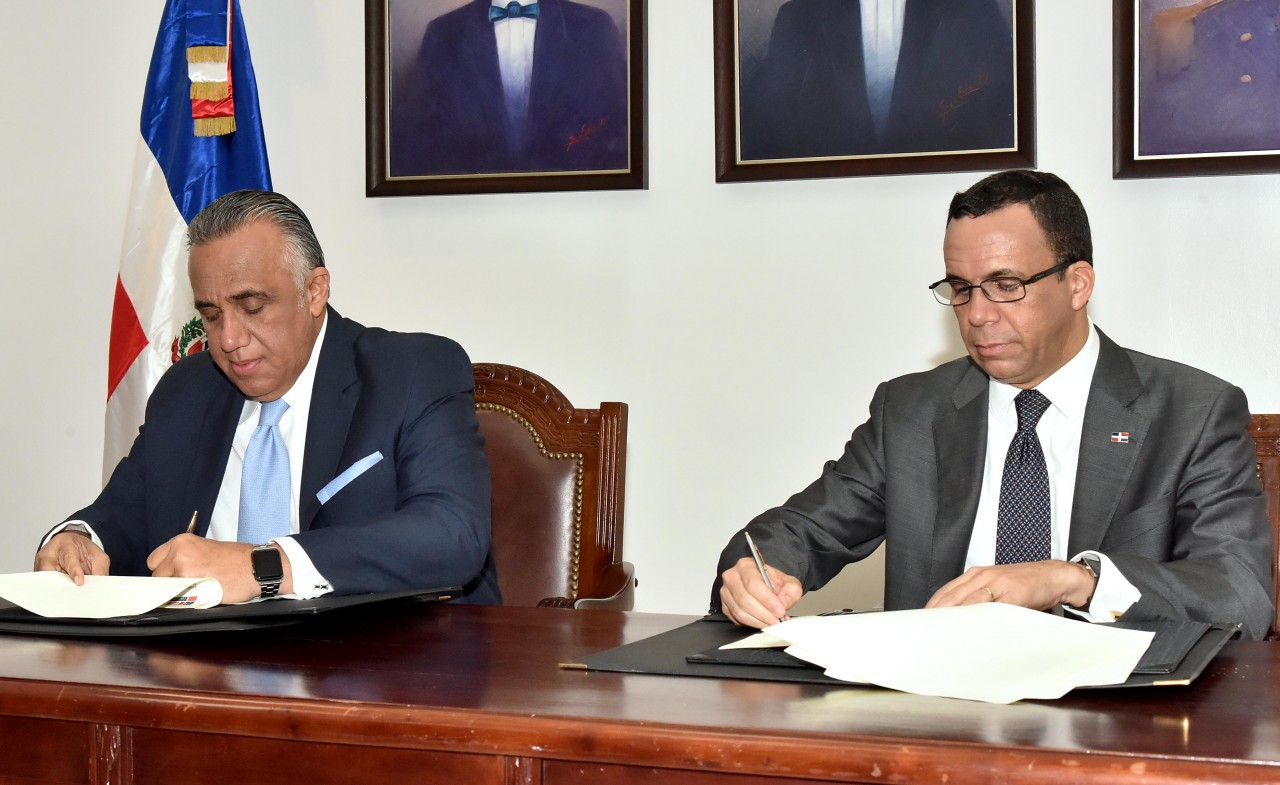  imagen Ministro Andrés Navarro junto a Luisín Mejía firmando acuerdo interinstitucional. 