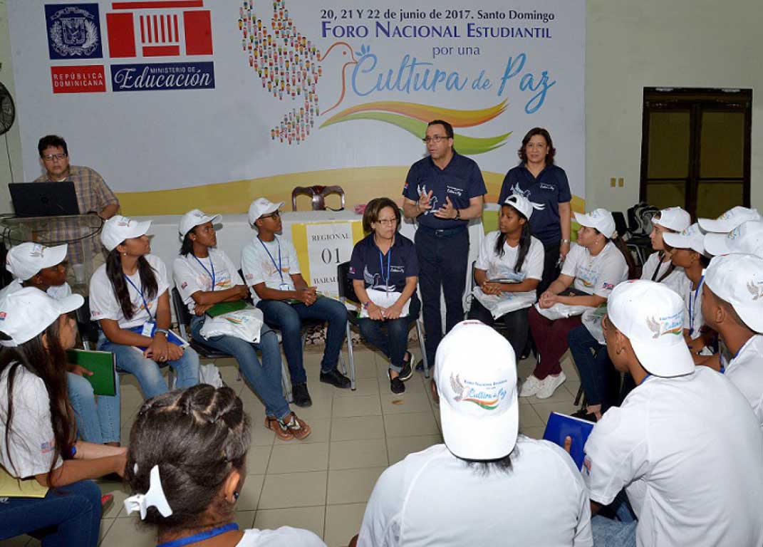  imagen Ministro Andrés Navarro junto a grupo de estudiantes durante diálogo. 