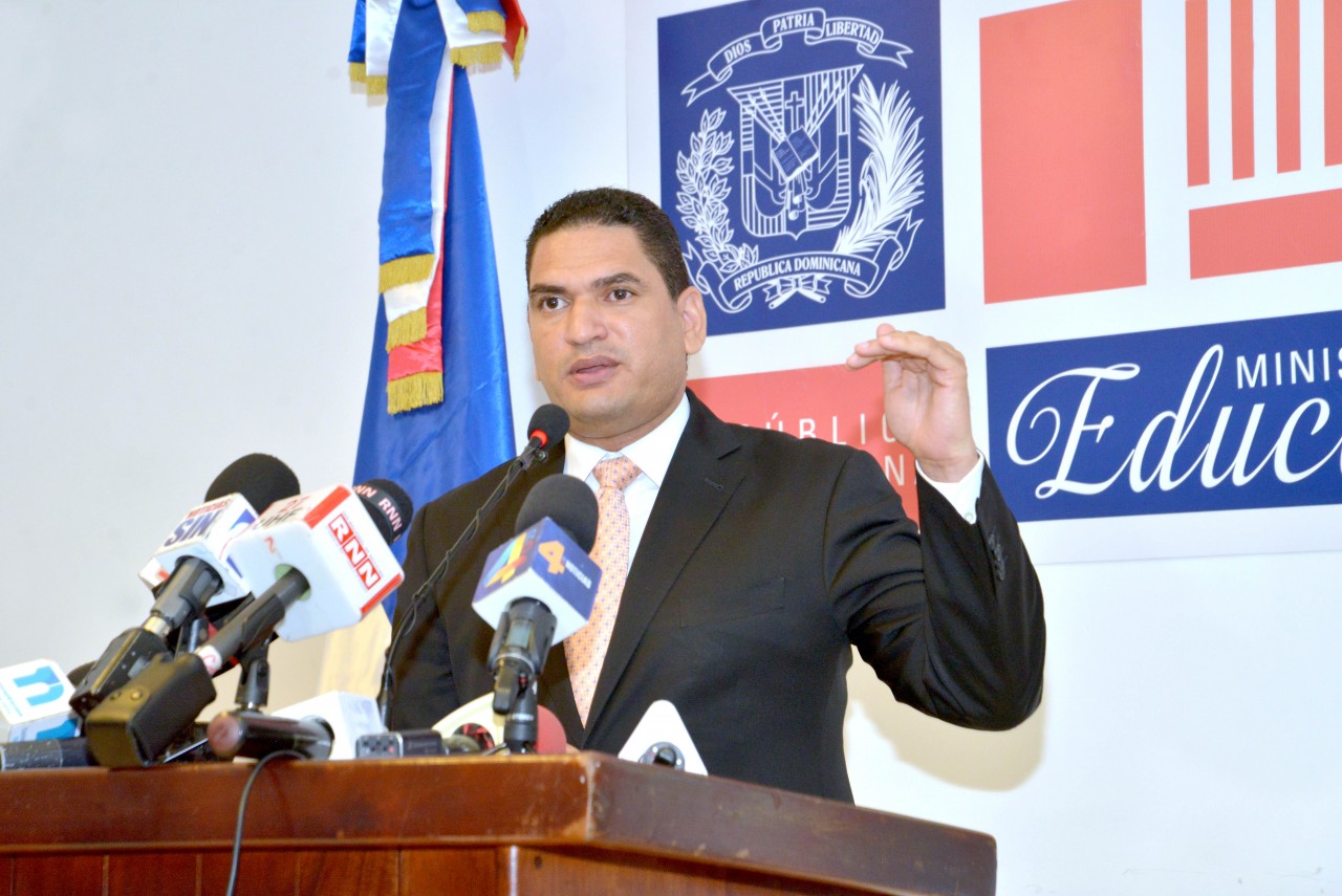  imagen Director de Comunicaciones y Relaciones Públicas, Miguel Medina en podium se dirige a los medios de comunicación. 