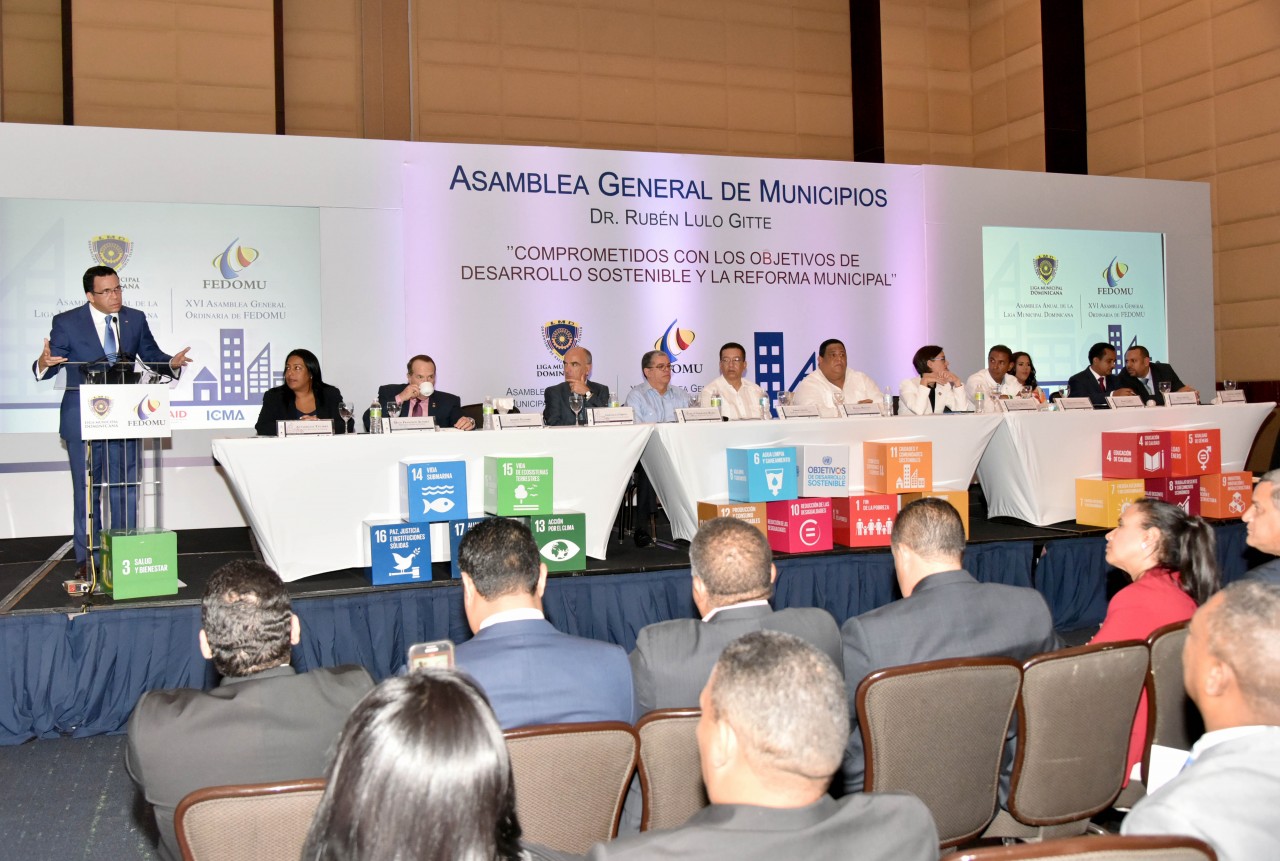  imagen Ministro Andrés Navarro en podium se dirige a alcaldes en Asamblea General de Municipios Doctor Rubén Lulo Gitte. 