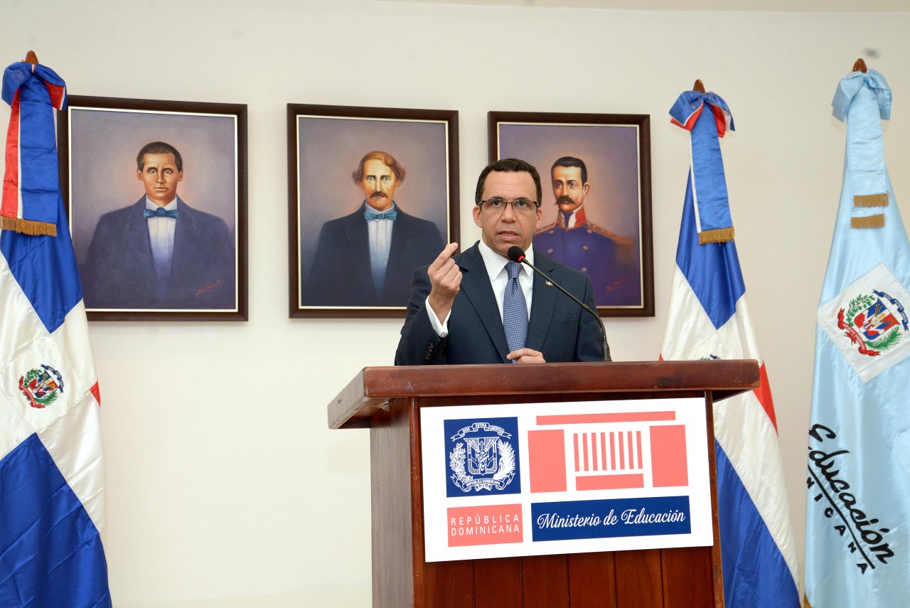  imagen Ministro Andrés Navarro de pie desde podium se dirige a la prensa  